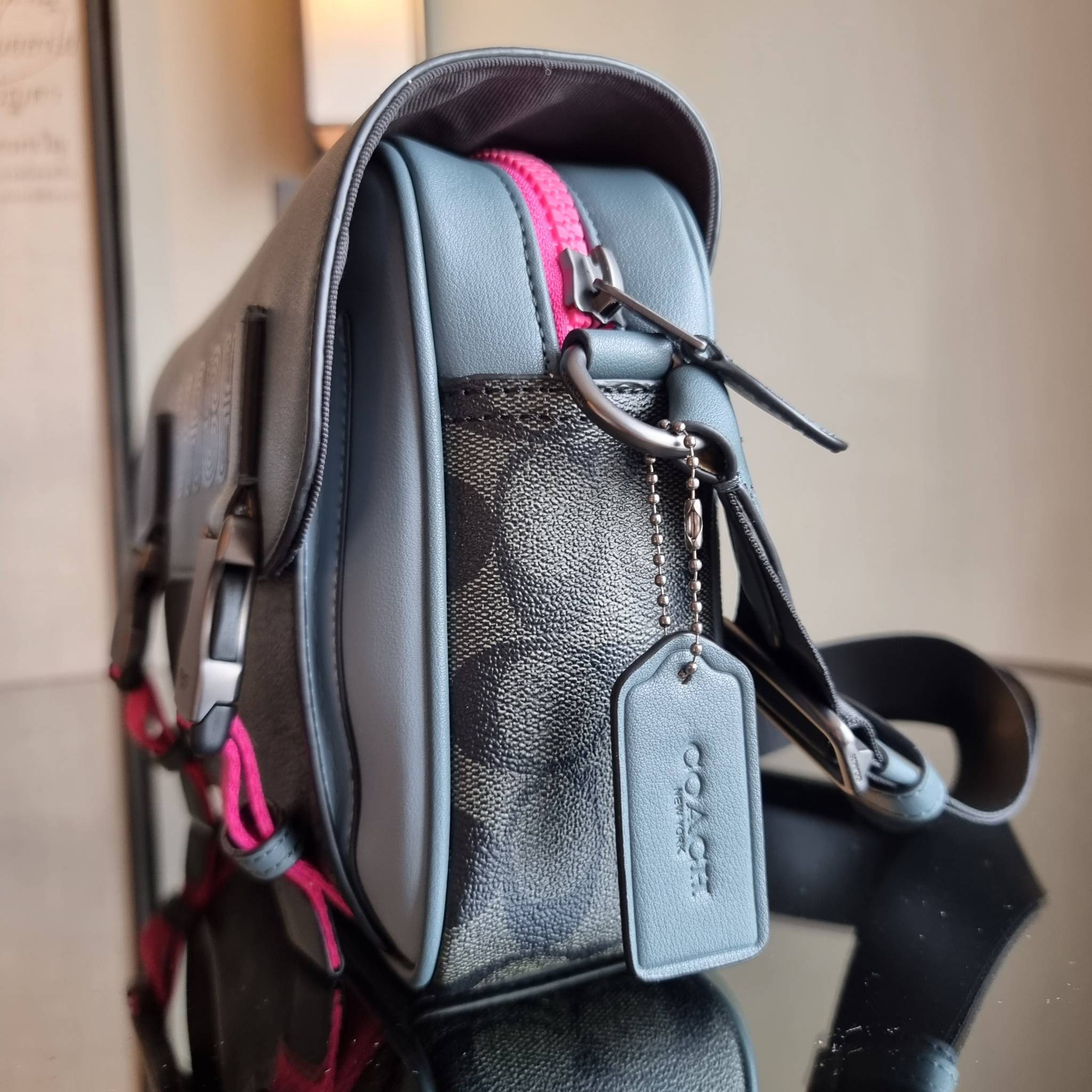 COACH TRACK CROSSBODY IN COLORBLOCK WITH COACH PATCH C6657 C8128 หล่อบอกต่ออีกหนึ่ง กระเป๋าสะพายทรงแมสเซ็นเจอร์ รุ่นเอาใจหนุ่มๆ ที่สาวๆก็อยากใช้!! ด้วยดีไซน์สีคัลเลอร์บล็อคที่โดดเด่น ทำให้ดูน่าใช้งาน วัสดุหนังแท้ สวยคมซ่อนหรู ฝากระเป๋ามีตัวล็อคแน่นหนา เปิ