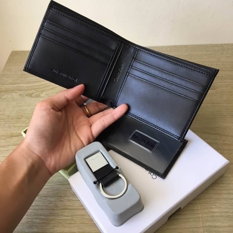 Calvin Klein leather credit card fold with metal clip key fob set กระเป๋าสตางค์ใบสั้น และ ที่ใส่บัตรย่อย และพวงกุญแจ set สุดคุ้มมอบให้เป็นของขวัญหรือใช้เองก็แนะนำค่ะ set นี้มาเท่าไรก็หมดคะ รีบจับจองนะคะ มาพร้อมถุงกระดาษแบรนด์ด้วยนะคะ