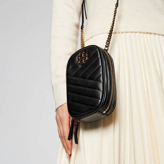 Tory burch kira chevron n/s crossbody bag กระเป๋าสำหรับใส่มือถือหรือของจุกจิกต่างๆ ได้กลายมาเป็นแฟชั่นสุดร้อนแรงแห่งปี คอลเลคชั่นนี้ออกมาเพื่อเอาใจสาวๆโดยเฉพาะ สีสันสุภาพเพื่อให้แมทช์กับสีสันของเสื้อผ้า ได้ง่าย ภายในยังสามารถแบ่งสันปันส่วนไว้สำหรับใส่บัตร