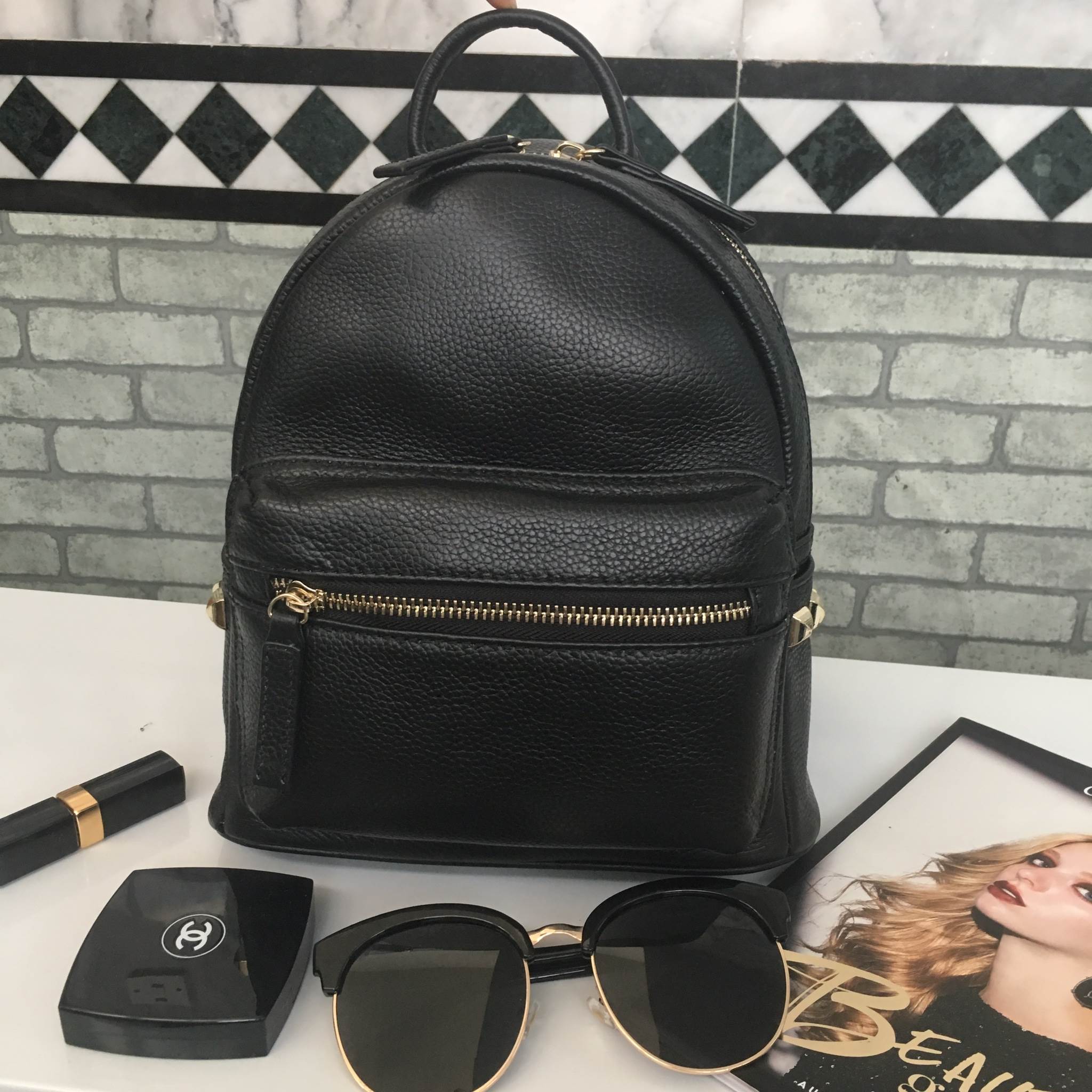 รุ่นใหม่ล่าสุดเลย ห้ามพลาดน๊า !!! งานหนังแท้ ทางร้านได้ รุ่นสุด Chic ทรง mini mini น่ารักๆ จากแบรนด์ KEEP มาฝากคะ กระเป๋า หนังแท้เนื้อดี ลายหนังชัด ทนทานคะ น้ำหนักเบา ดีไซด์ ทันสมัย เข้าได้กับทุกชุด สายสะพายเป็นหนังมีอัดแผ่นรองเพิ่มความนิ่มเวลาสะพายคะ ด้า