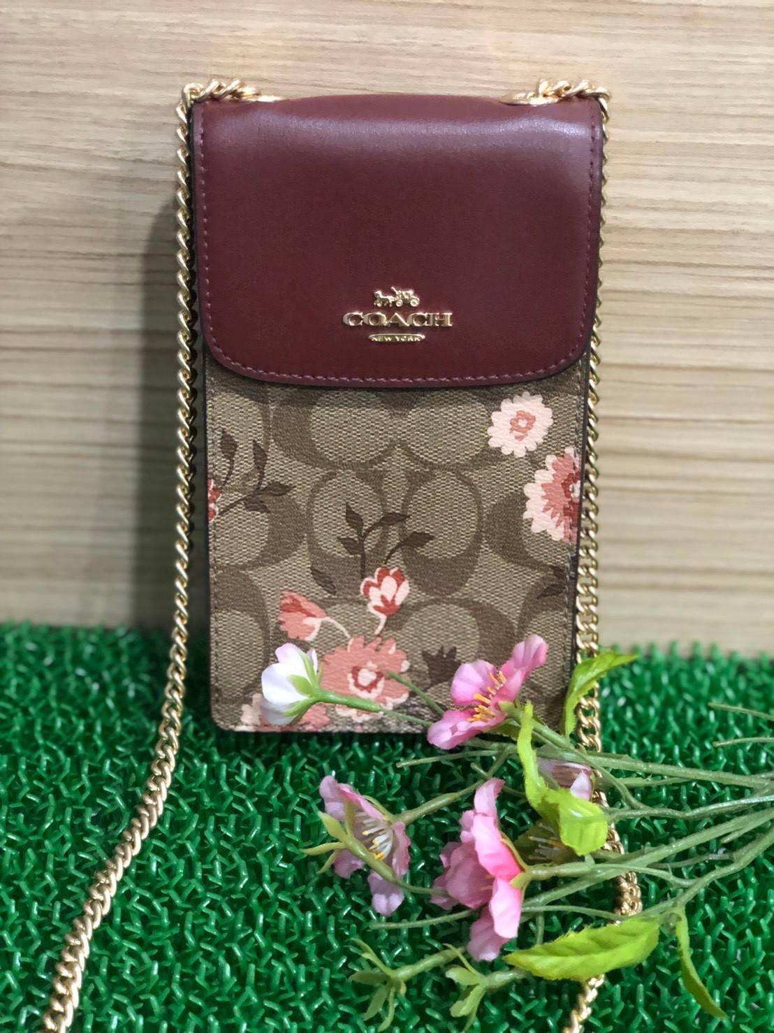COACH PHONE CASE CROSSBODY BAG ((73486//76988//76357//39955//91046)) COACH NORTH/SOUTH CROSSBODY IN SIGNATURE CANVAS กระเป๋าใส่โทรศัพท์รุ่นนี้ มีความโดดเด่นทั้งดีไซน์และคุณสมบัติในการใช้งาน ด้วยลวดลายที่มีซิกเนเจอร์เป็นเอกลักษณ์แล้ว ด้านหลังยังมีช่องใส่กา