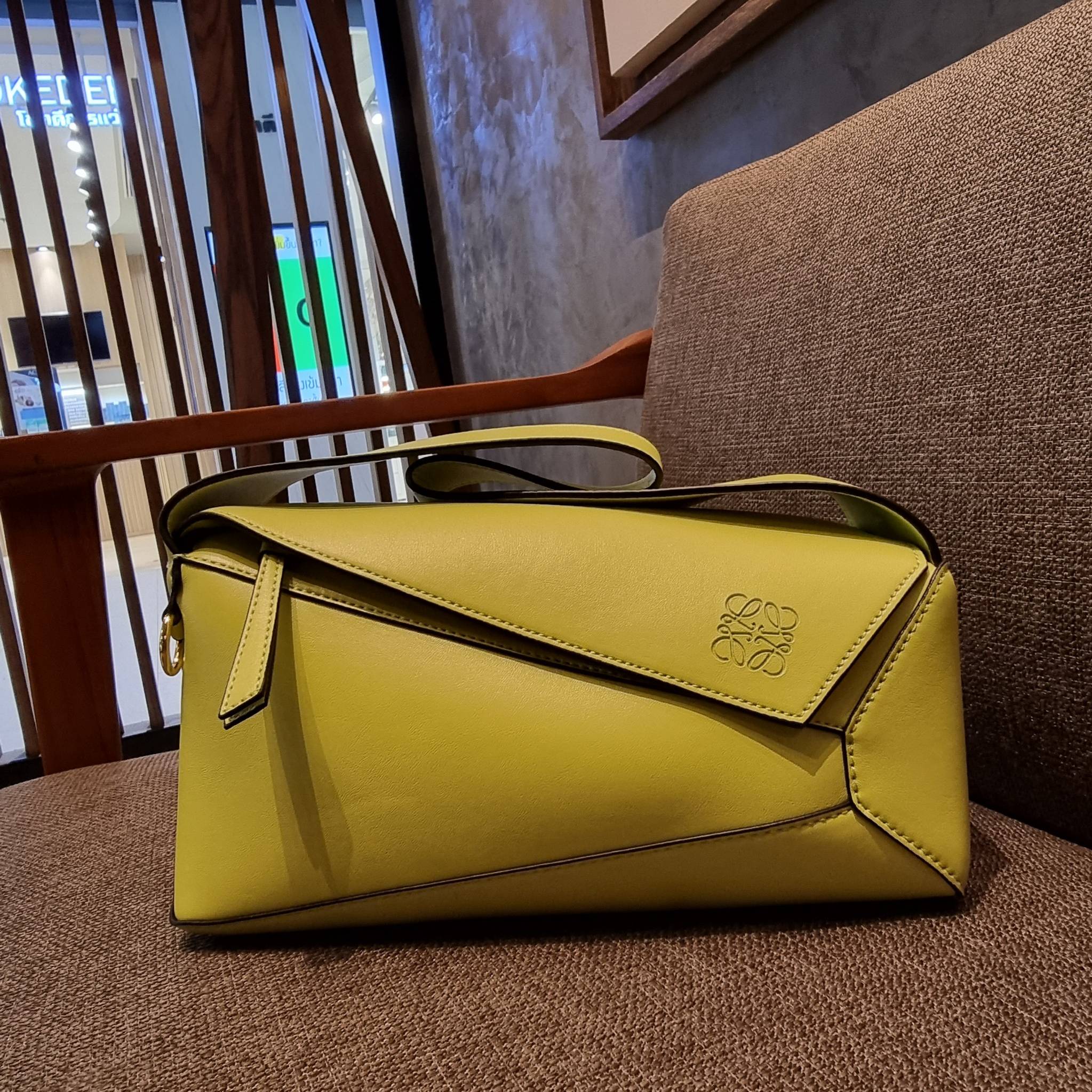 LOEWE PUZZLE HOBO BAG ใหม่ล่าสุด กับแบรนด์ที่มีดีไซน์โดดเด่นเป็นเอกลักษณ์ สวยหรูทุกรุ่นจริงๆ!! กระเป๋าสะพายโฮโบ ทรงสวย สไตล์พัซเซิลคลาสสิค วัสดุหนังวัวฟอกสี นิ่มมือ ฟินมาก!! เปิดใช้งานด้วยซิป ที่ภายในโล่งกว้าง ใส่ของสำคัญได้ครบไม่มีพลาด แบบสบายๆ มาพร้อมสา