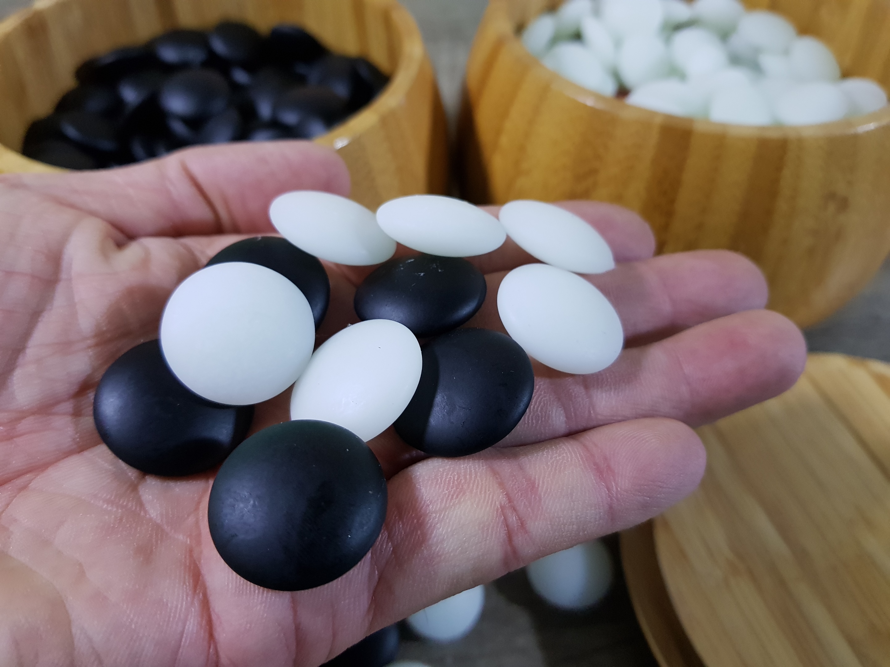 เม็ดหมากล้อมหินแบบนูนสองด้านอย่างดีพร้อมโถไม้ Toreya