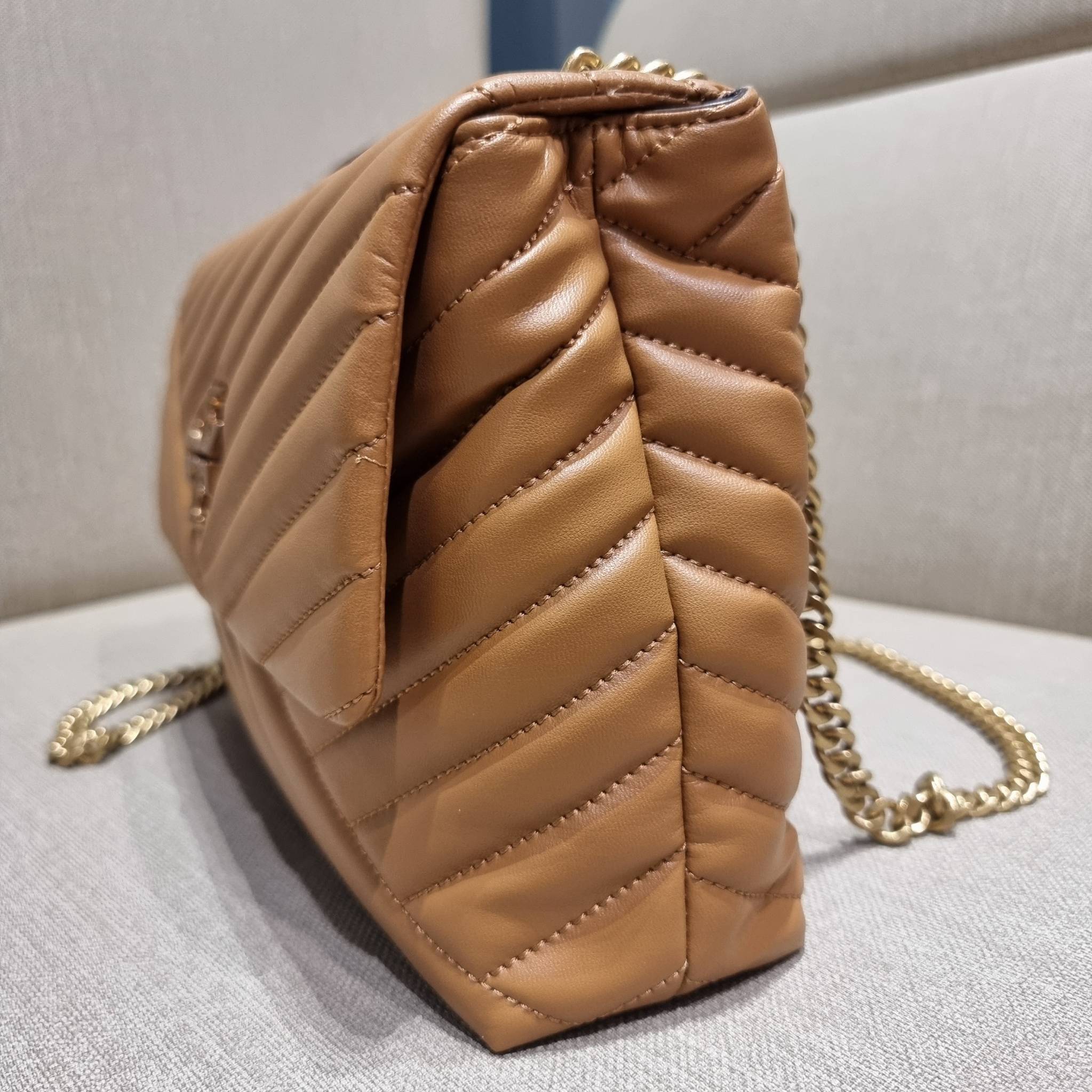 TORY BURCH KIRA CHEVRON CONVERTIBLE SHOULDER BAG กระเป๋าสะพายรุ่นยอดฮิต ไซส์ใหญ่จัดเต็มให้เน้นๆ ใช้ยังไงก็ดูหรู ดีไซน์เฉพาะตัว วัสดุหนังแกะ สัมผัสนิ่ม เปิด-ปิดด้วยกระดุมแม่เหล็ก ภายในเป็นช่องโล่ง แบ่งสัดส่วนไว้ดีมากๆ ใส่กระเป๋าสตางค์ มือถือ เครื่องสำอางค์