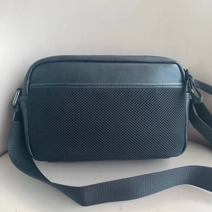 COACH EDGE CROSSBODY IN SIGNATURE CANVAS กระเป๋าสะพายครอสบอดี้ร์ วัสดุหนังแท้ หนังนิ่มอย่างดีค่ะ ด้านหน้ามีช่องซิปซ่อนให้หนึ่งช่อง เปิดปิดช่องหลักแบบซิปคู่ภายในกว้าง ใส่ของได้จุเลยนะคะ มีช่องซิปและช่องเล็กให้อีก2ช่อง;ด้านหลังกระเป๋าเป็นช่องโล่งใส่ของอีกช่