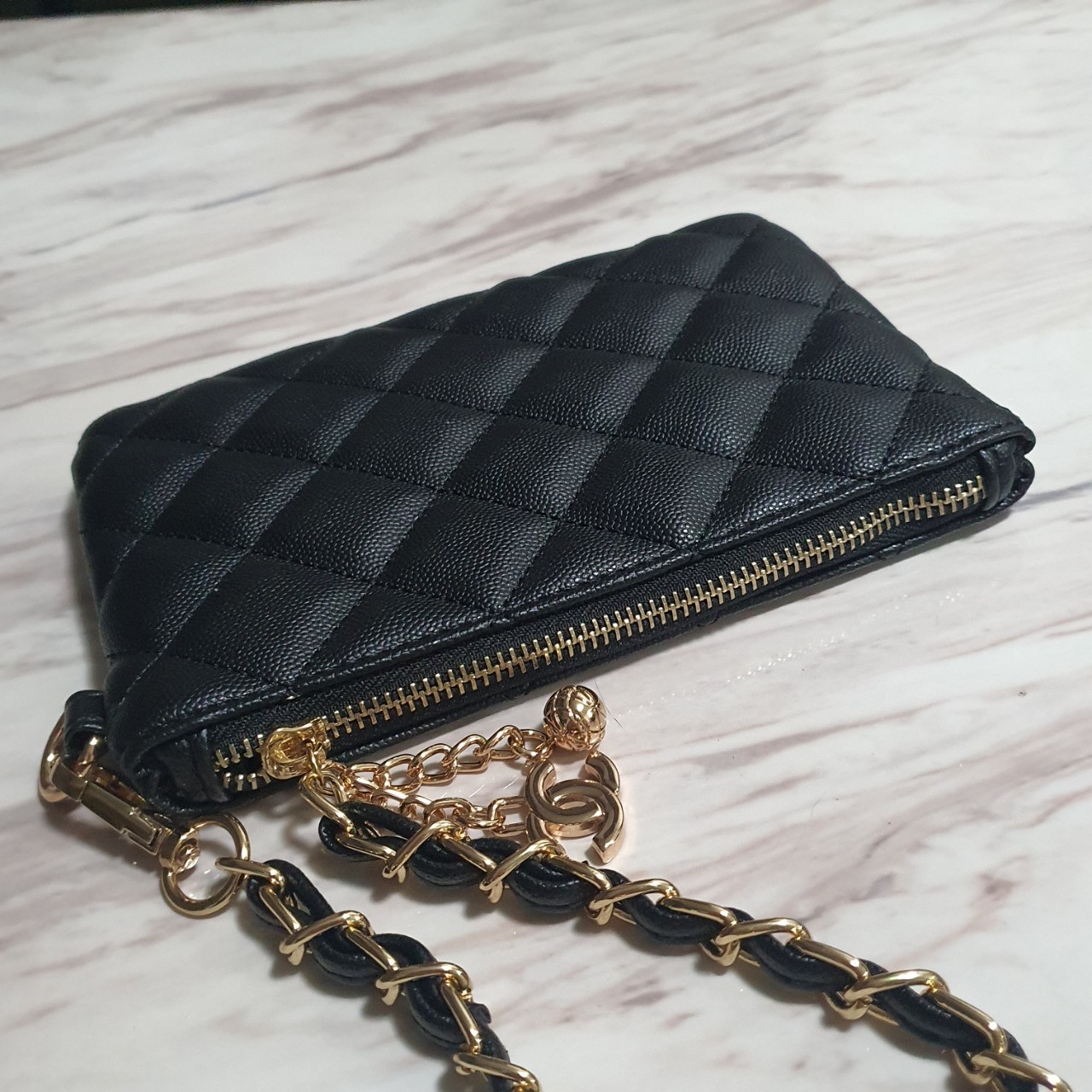 SIZE MINI พร้อมส่งรุ่นขายดี!!! Don't Miss! Chanel Clutch Bag VIP Gift With Purchase (GWP) กระเป๋าคลัชแบนหรือกระเป๋าสตางค์ GWP จาก Chanel Cosmetic Counter Duty free วัสดุหนังคาเวียร์สวยหรูเปิดปิดด้วยซิปสะดวกใช้ ด้านหน้าประดับโลโก้แบรนด์อะไหล่ทองและมี1