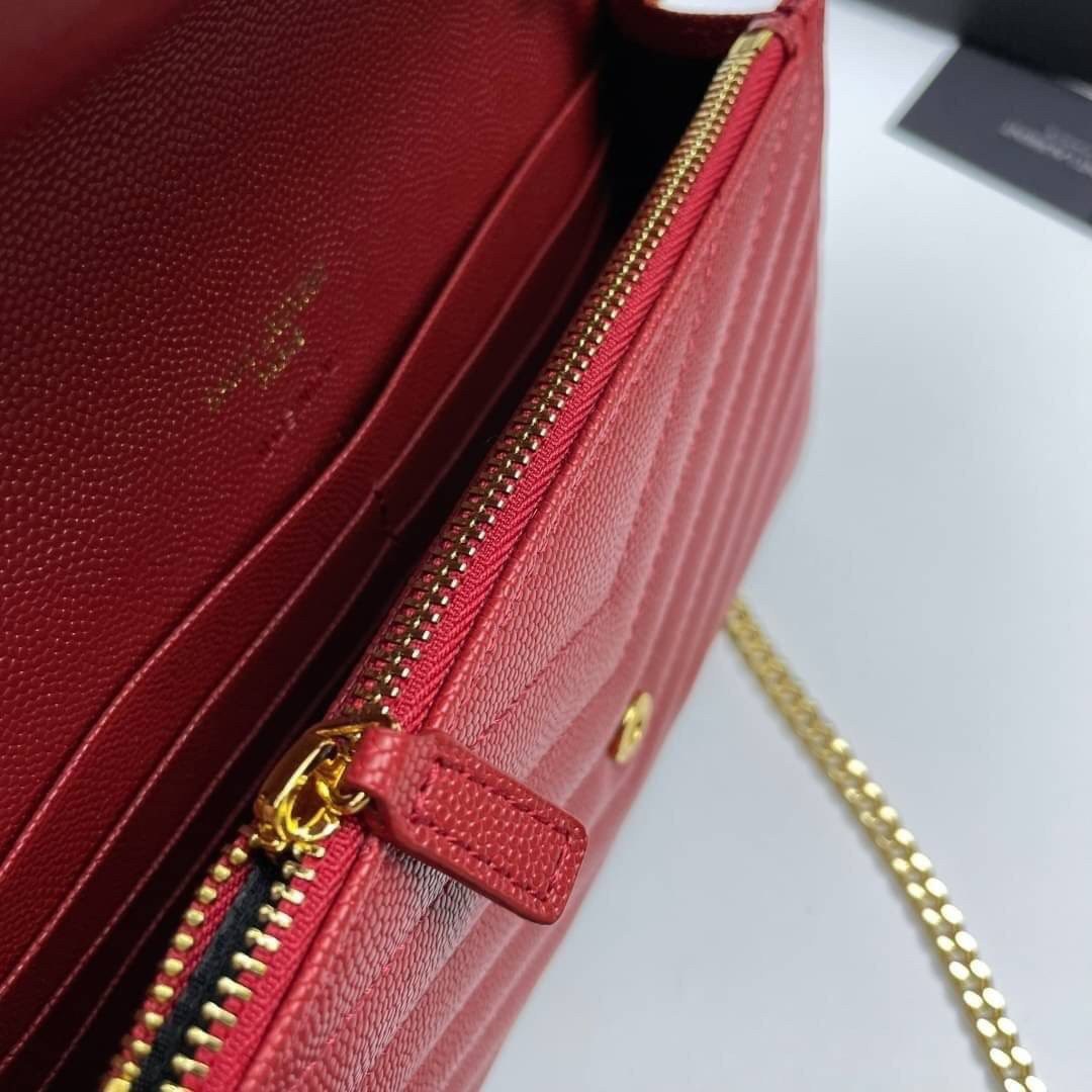 หนังแท้ YSL Yves Saint Laurent Envelope WOC 7.5” รุ่นฮอตปรอทแตก ทรงฐานตั้งได้ เป็นการดีไซน์กึ่งกระเป๋าสตางค์ ที่มาพร้อมสายสะพายยาว (เป็นสายโซ่ที่ต่อกับหนัง) สายถอดได้ (ปรับระดับไม่ได้) ถือเป็นคลัชก็สวยมากเลยค่ะ เป็นอีกหนึ่งรุ่นที่ให้ความรู้สึกเรียบแต่โก้ห