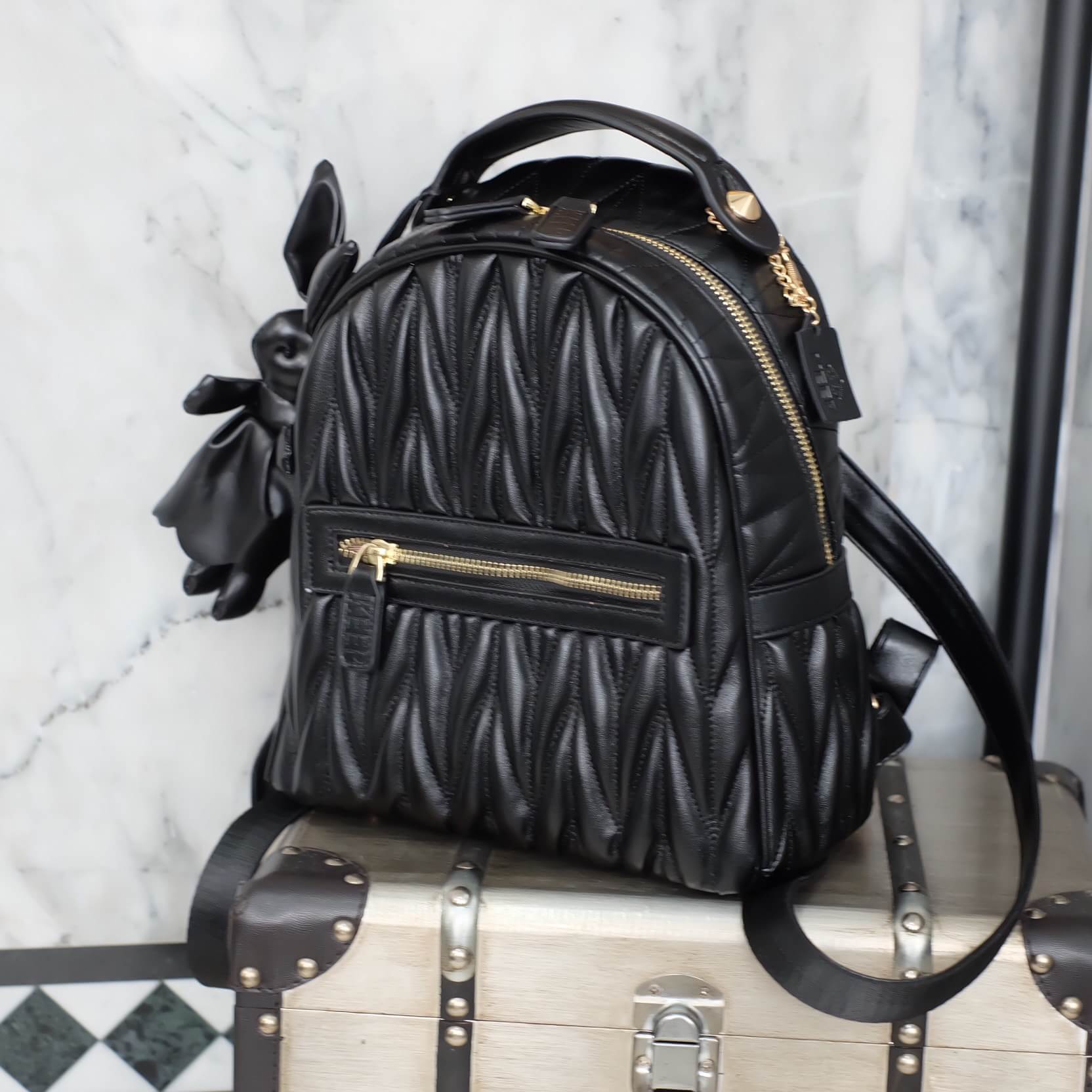 รุ่นใหม่ล่าสุดเลย ห้ามพลาดน๊า !!! งานหนังแท้ ทางร้านได้ รุ่นสุด Chic ทรง mini mini น่ารักๆ จากแบรนด์ KEEP มาฝากคะ (( สี classy black )) =>> กระเป๋า หนังแท้เนื้อดี ลายหนังชัด ทนทานคะ น้ำหนักเบา ดีไซด์ ทันสมัย เข้าได้กับทุกชุด =>> อะไหล่ทองตัดกั