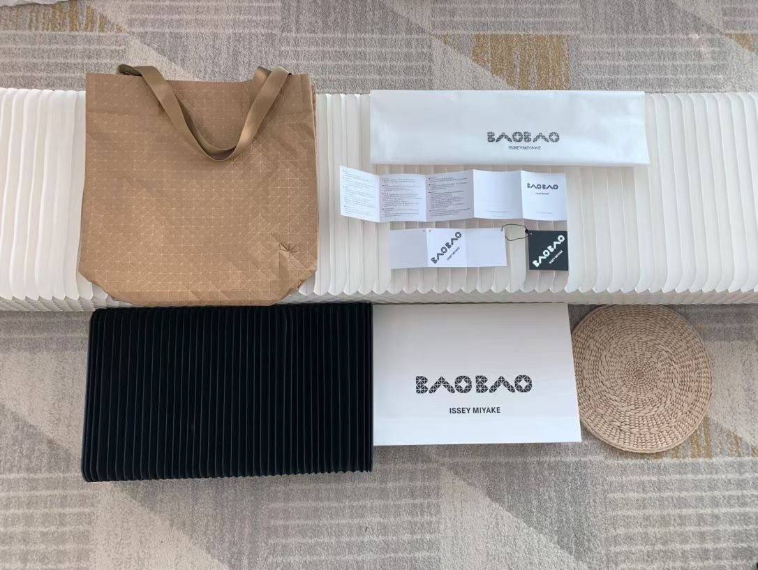 VIP 】Bao Bao Issey Miyake Cart Tote Bag พร้อมส่งที่ไทย รุ่นใหม่ล่าสุด สามารถใช้ได้ทั้งผู้หญิงกับผู้ชาย เบาสบายจุของได้เยอะสามารถทนทานต่อน้ำหนักได้สูงใช้งานได้ยาวๆเลยค่ะ