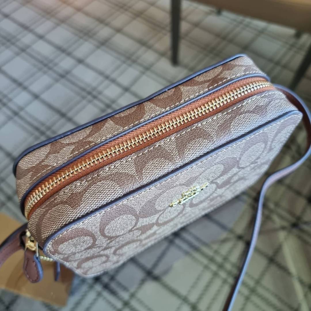 COACH 91677 MINI CAMERA BAG IN SIGNATURE CANVAS ขายดีที่สุด!! กระเป๋าสะพายข้างไซส์มินิ คลาสสิคอยู่ทรง อะไหล่ทองตัดดูหรู วัสดุหนังแคนวาสเคลือบลาย เปิด-ปิดด้วยซิป สายสะพายปรับได้ตามตัว ใบนี้แมทช์ได้ทุกลุค ใช้เป็น everyday bag ได้สบายๆเลยจ้า
