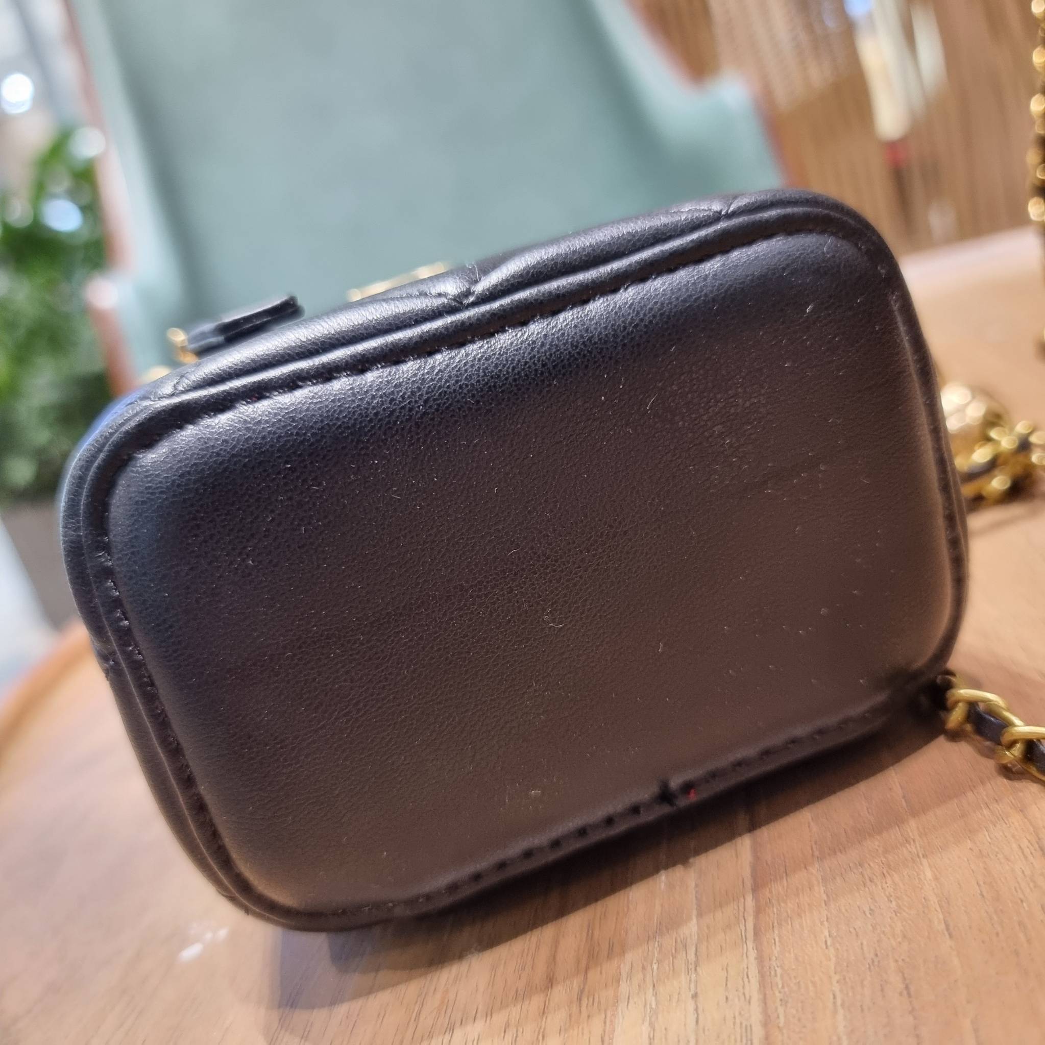 VIP 🥂 เซ็ทคือที่สุดของความคุ้ม CHANEL GIFT BOX SET สุดหรูชวนให้สะสม สุดยอดไอเท็มหายากพร้อมเสิร์ฟครบชุด สุดคุ้ม มาพร้อมกระเป๋าสะพายถึง 2 ใบ สุดหรูลิมิเต็ด จับคู่รุ่นยอดฮิต และที่พิเศษยังมีน้ำหอมตัวท็อปมาให้อีก chanel no.5 ที่แสนจะเย้ายวน ในขนาด 7.5