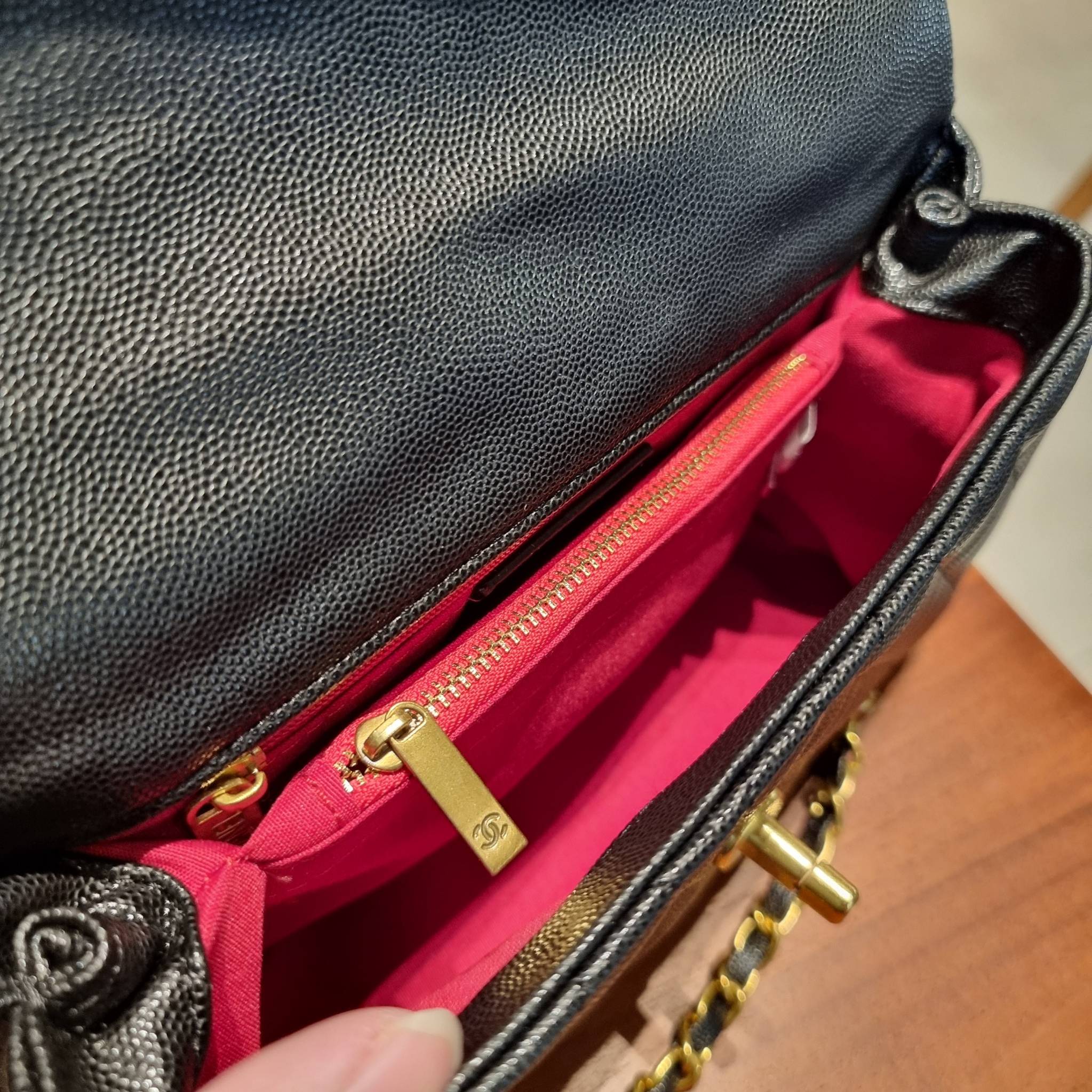 VIP 】รุ่นยอดฮิตตลอดกาล ไซส์กำลังสวย!! จากแบรนด์ Chanel กระเป๋าถือ/สะพาย หนังลายคาเวียร์ โลโก้เด่นชัด เปิด-ปิดกระเป๋าด้วยตัวบิดล็อค อะไหล่สีทองหรู ทรงสวยผู้ดี ภายในกระเป๋ามีช่องโล่งกว้างจุของได้พอสมควร มีช่องซิปแบ่งสัดส่วน ด้านหลังมีช่องเก็บของจุกจิกอีก 1 