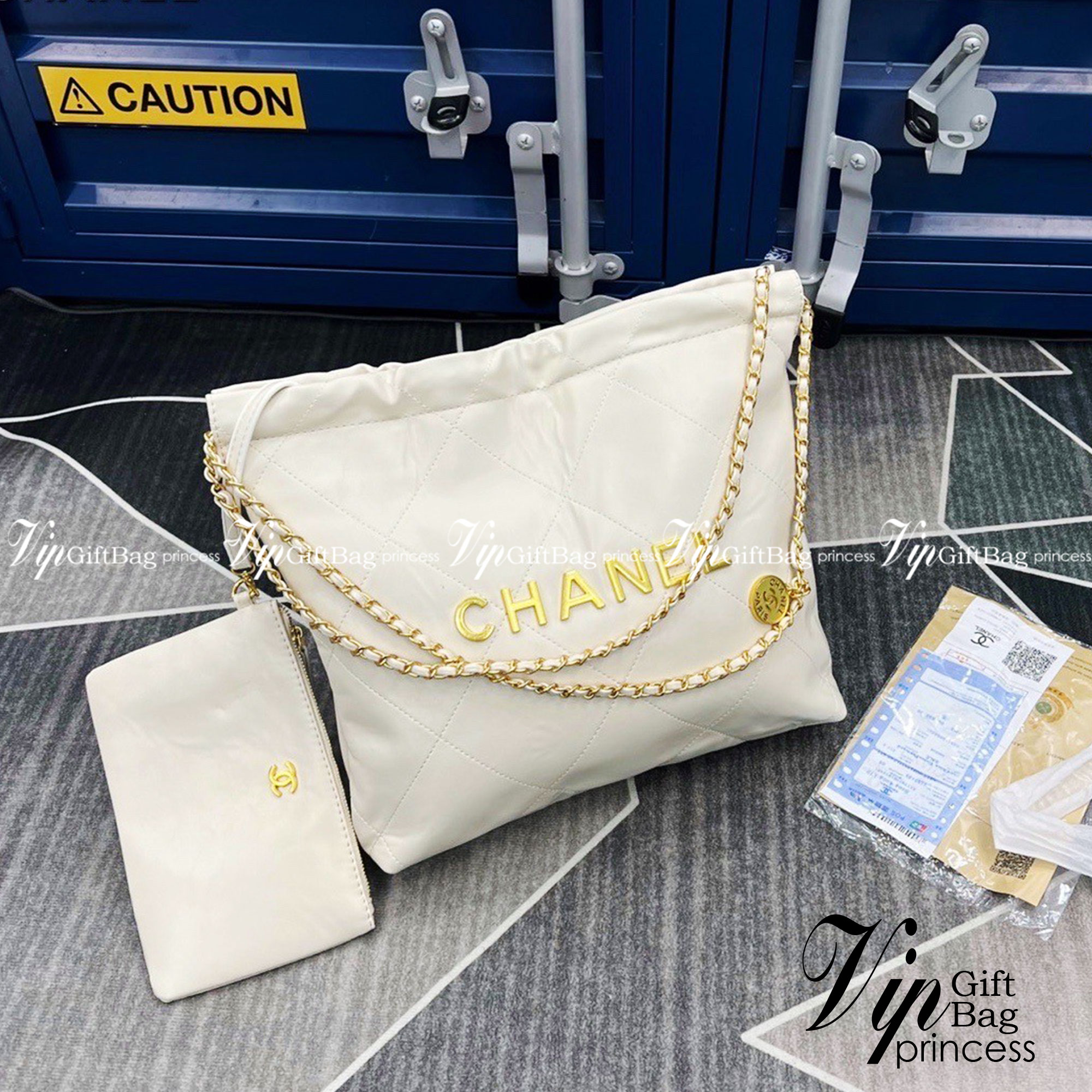 Chanel ss22 Logo CC shopping tote / Chanel 22 handbag 12" มาแรงที่สุดในตอนนี้ก็คือรุ่นนี้เลย ใช้งานง่ายรุ่นนี้สามารถใช้ได้ทั้งผู้หญิงและผู้ชายน้า เกินต้านที่สุดกับไอเท็มนี้ ที่สาวๆหรือใครๆก็ต้องมีแล้ว!! แค่เห็นก็หลงรัก กระเป๋าทรงสวย