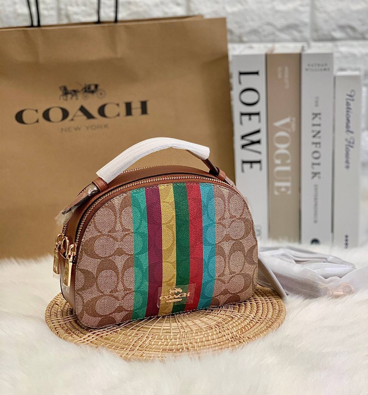 ใหม่ล่าสุดก่อนใคร! 🌈ต้อนรับเปิดประเทศด้วยรุ่นใหม่กันค่าา😘 COACH Serena Satchel In Signature Canvas With Stripe ((C5642)) พร้อมส่งที่ไทย ใบจริงสีคือสวยหรูมากค่ะ! กระเป๋าสะพายข้าง ขนาดกระทัดรัด ทรงโดมเล็ก น่ารักมากๆค่ะ ด้านหน้าสกรีนแถบสีสายร