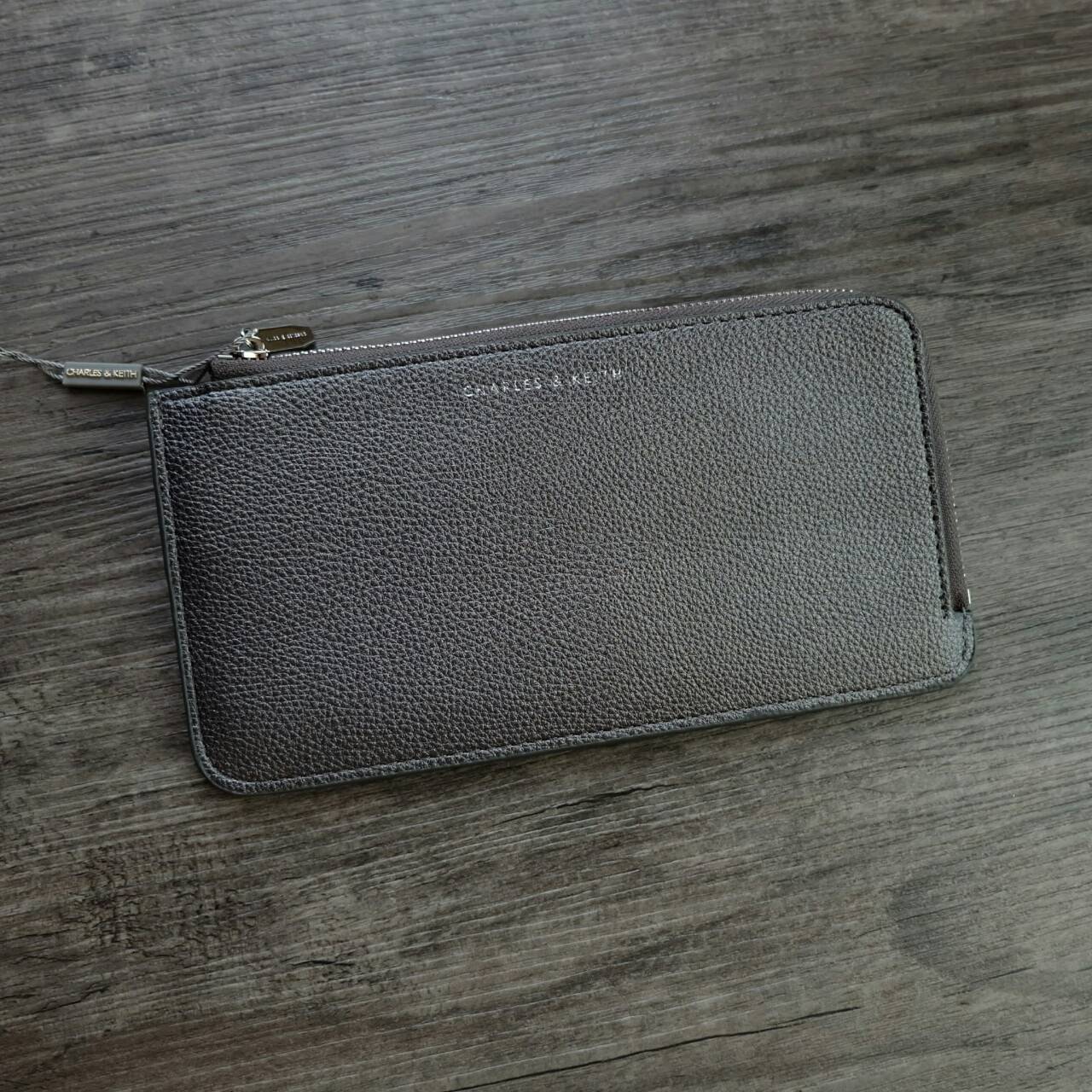 Charles & Keith Zip Wallet กระเป๋าสตางค์ใบยาว บาง พกพาสะดวก แถมกระเป๋าใบเล็กใส่บัตรให้อีก 1 ใบ เปิด - ปิดกระเป๋าด้วยซิป ภายในมีช่องใส่บัตรหลายช่อง และช่องใส่ธนบัตร ใบจริงสวย น่าใช้ทุกสีเลยค่าา