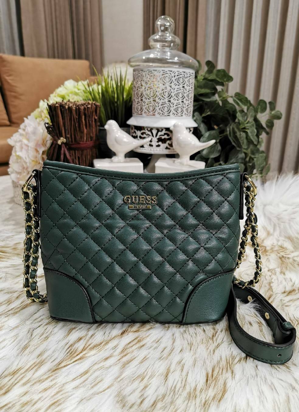 Guess Woman Factory Crossbody Bag กระเป๋าสะพายรุ่นใหม่ดีไซน์สวยหรูคลาสสิคจาก GUESS FACTORY วัสดุหนังเเกะสังเคราะห์เนื้อหนานิ่มลายตาราง เปิดปิดด้วยซิปสะดวกใช้ ด้านหน้ามีโลโก้ ภายในมีโลโก้ช่องใส่ของ และช่องซิป ใส่กระเป๋าสตางค์ใบยาว ของใช้ได้จุ มาพร้อมสายสะพ