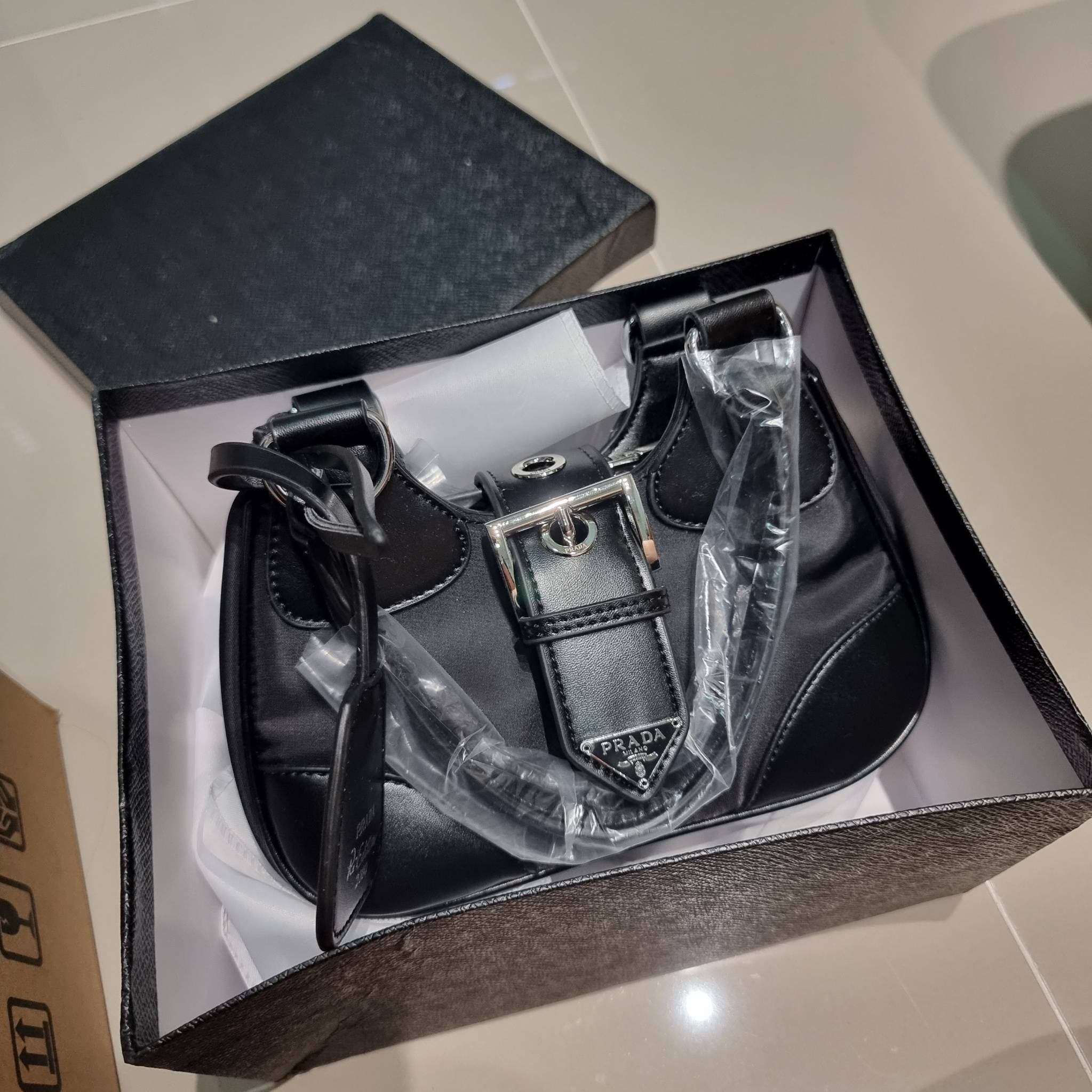 Prada Moon bag / PRADA RE-NYLON AND LEATHER MOON PADDED BAG ใหม่ล่าสุด กับคอลที่ใครๆเห็นก็ต้องรัก ขนาดกำลังน่ารัก ดีไซน์สวยดุ และยังดูแพงได้อีก