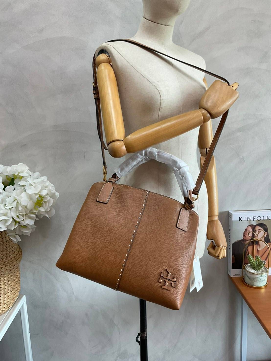 TORY BURCH Mcgraw Satchel Tote Bag (Size L) กระเป๋าถือ/สะพาย Crossbody วัสดุหนังลูกวัวแท้ 100% ด้านหน้าประดับโลโก้หนัง ตัดเป็นรูปตัว T สัญลักษณ์แบรนด์ ตัวกระเป๋าเดินด้ายเล่นลายเพิ่มลูกเล่น เพื่อความเก๋!!