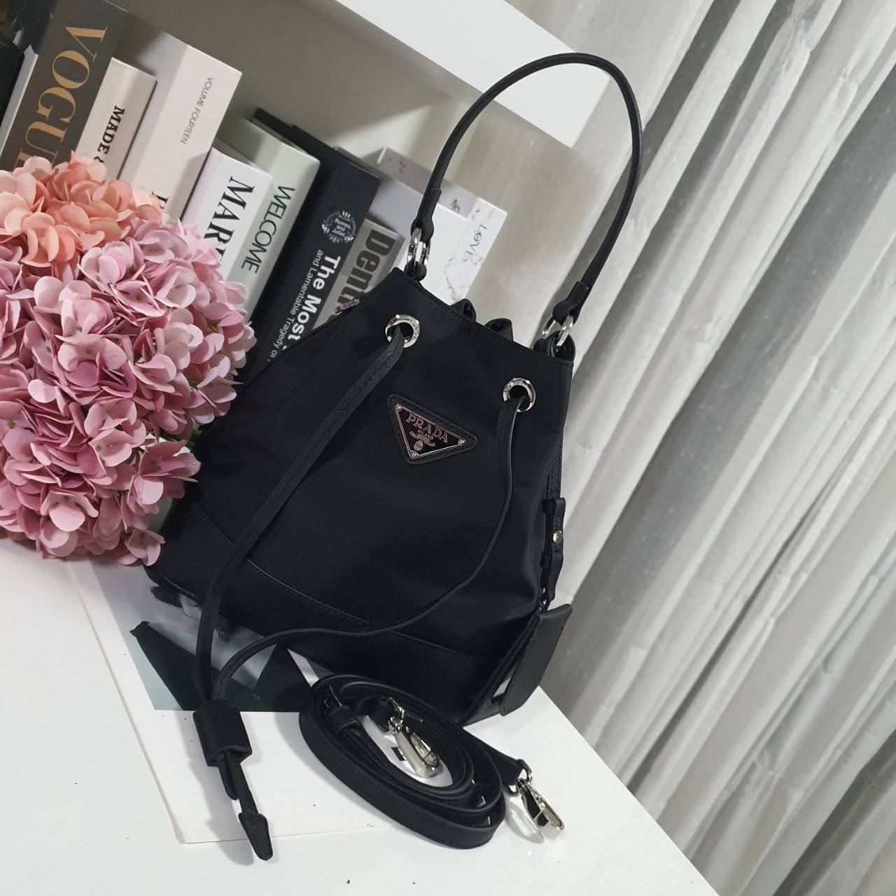 ทรงขนมจีบไซส์ใหญ่ 🐰 งานพรีเมี่ยมกิ้ฟ จากเคาเตอร์ต่างประเทศ จากแบรนด์ PRADA วัสดุ NYLON สลับหนัง SAFFIANO ดีไซน์สวยหรูมากค่า เนื้อหนาซับในอย่างดี อะไหล่เงินทั้งใบ จุดเด่นคือ กระเป๋าสามารถ จุของได้เยอะมาก ด้านในมีช่องใส่ของอีกหนึ่งช่อง น้ำหนักเบา ถื