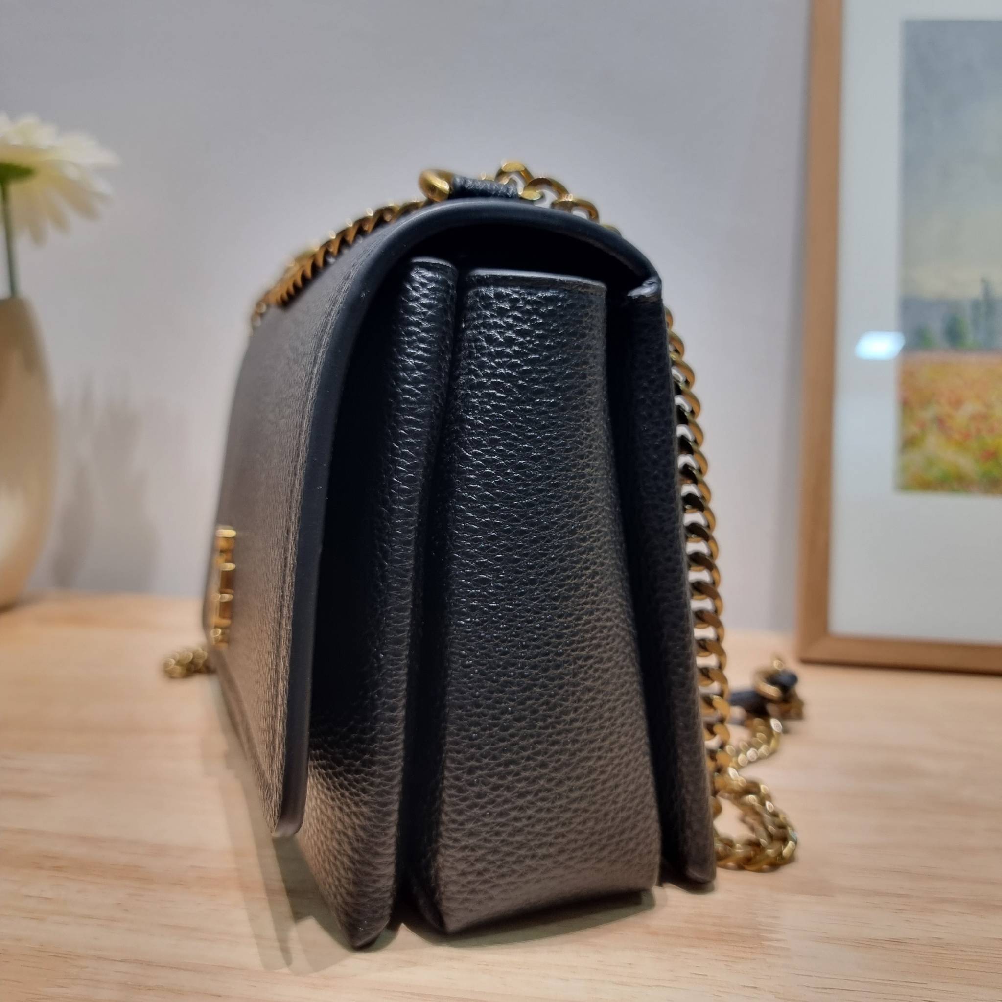 TORY BURCH LIMITED-EDITION SHOULDER BAG รุ่นลิมิเต็ด กับกระเป๋าสะพายไหล่ทรงผู้ดี ที่ผลิตมาในจำนวนจำกัด โดดเด่นด้วยอะไหล่ทองคลาสสิคหรูหรา