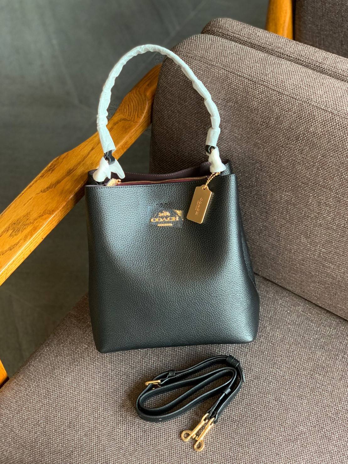ถังใหญ่พร้อมส่งแล้วค่าา ห้ามพลาด❗️ COACH TOWN BUCKET BAG((91122)) 📣พร้อมส่ง ไซด์ที่สาวๆรอคอยค่ะ! ✔️กระเป๋าทรงถังใบใหญ่ สุดฮิตอีกรุ่นที่สาวๆต้องมีติดตัว ✔️หนังแท้ หนังจริงสวยมาก นิ่มมือดีด้วยนะคะ
