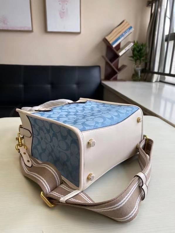 COACH Field Tote 22 In Signature Chambray C4692 คอลเลคชั่นใหม่ พร้อมส่งสีใหม่สุดปัง สวยคม ละมุนและมีความหรูในตัว กับกระเป๋าทรงโท้ท ไซส์กำลังสวย น่ารักน่าใช้ ฟังก์ชั่นการใช้งานสะดวกที่สุด มีทั้งสายคล้องในตัว และสายครอสบอดี้ วัสดุผ้า jacquard สลับหนัง pepbl