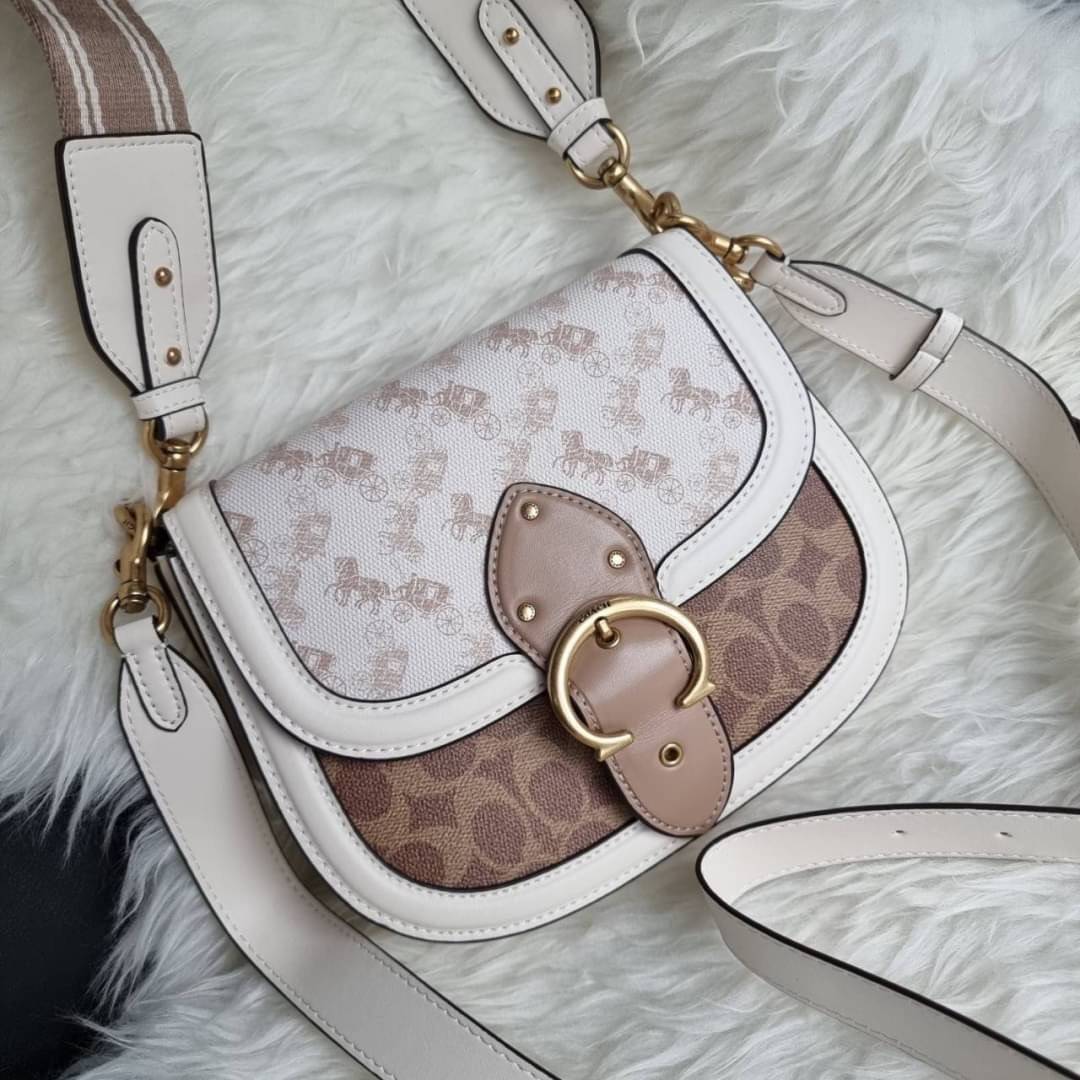 COACH C0749 BEAT SADDLE BAG WITH HORSE AND CARRIAGE PRINT สีหายาก ละมุนคุณหนู คอลเลคชั่นใหม่ ดีไซน์หรูหรา พิเศษมากๆมาพร้อมสายสะพาย 2 เส้น ใช้คู่กันหรือแยกสะพายก็สวยครบสูตร กระเป๋าสะพายทรง saddle คลาสสิค เปิด-ปิดด้วยกระดุมแน่นหนา ภายในเป็นช่องโล่ง ใส่ของได