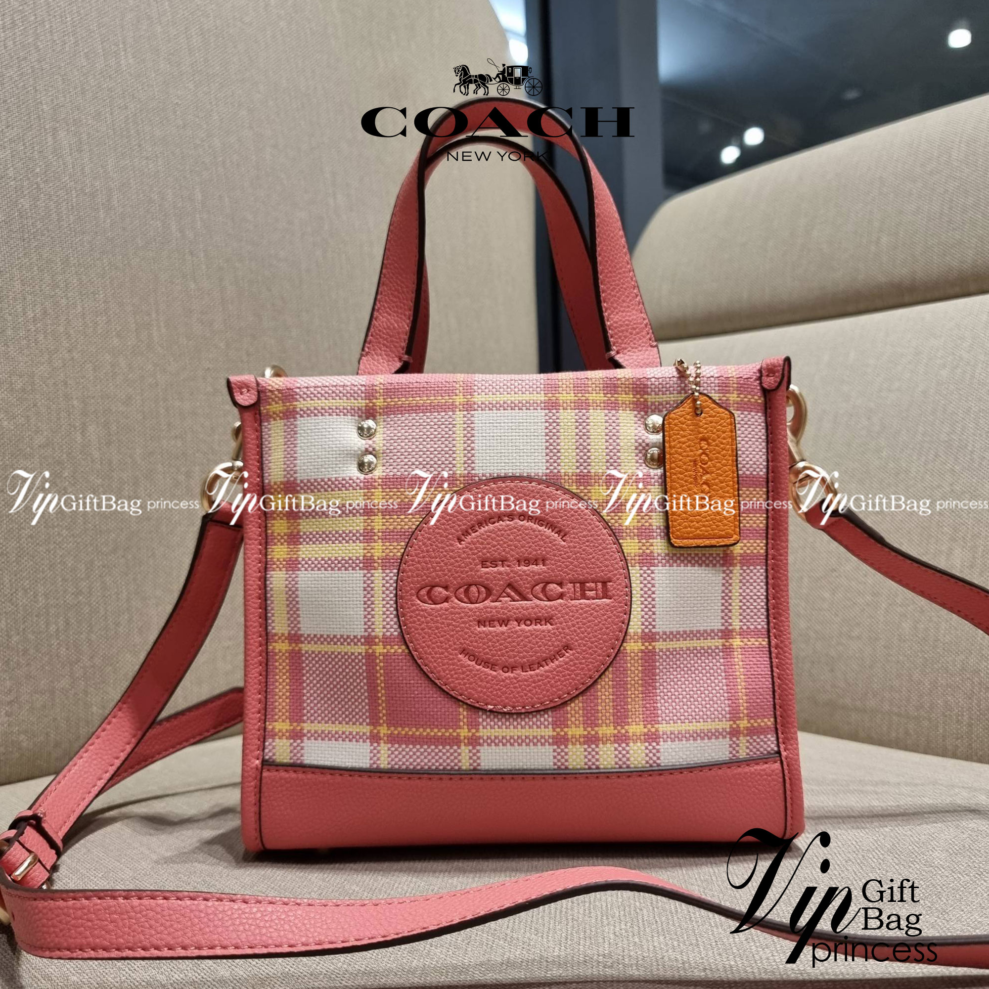 COACH C8198 DEMPSEY TOTE 22 WITH GARDEN PLAID PRINT AND COACH PATCH คอลใหม่สุดคิ้วท์ หวานๆใสๆ น่ารักชะมัด!! ดีไซน์ลายสก็อต เหมาะกับฟีลลิ่งปิคนิคเป็นที่สุด กระเป๋าทรงโท้ท ไซส์กำลังสวย ฟังก์ชั่นการใช้งานก็สะดวกที่สุด มีทั้งสายคล้องในตัว และสายครอสบอดี้ วัสด