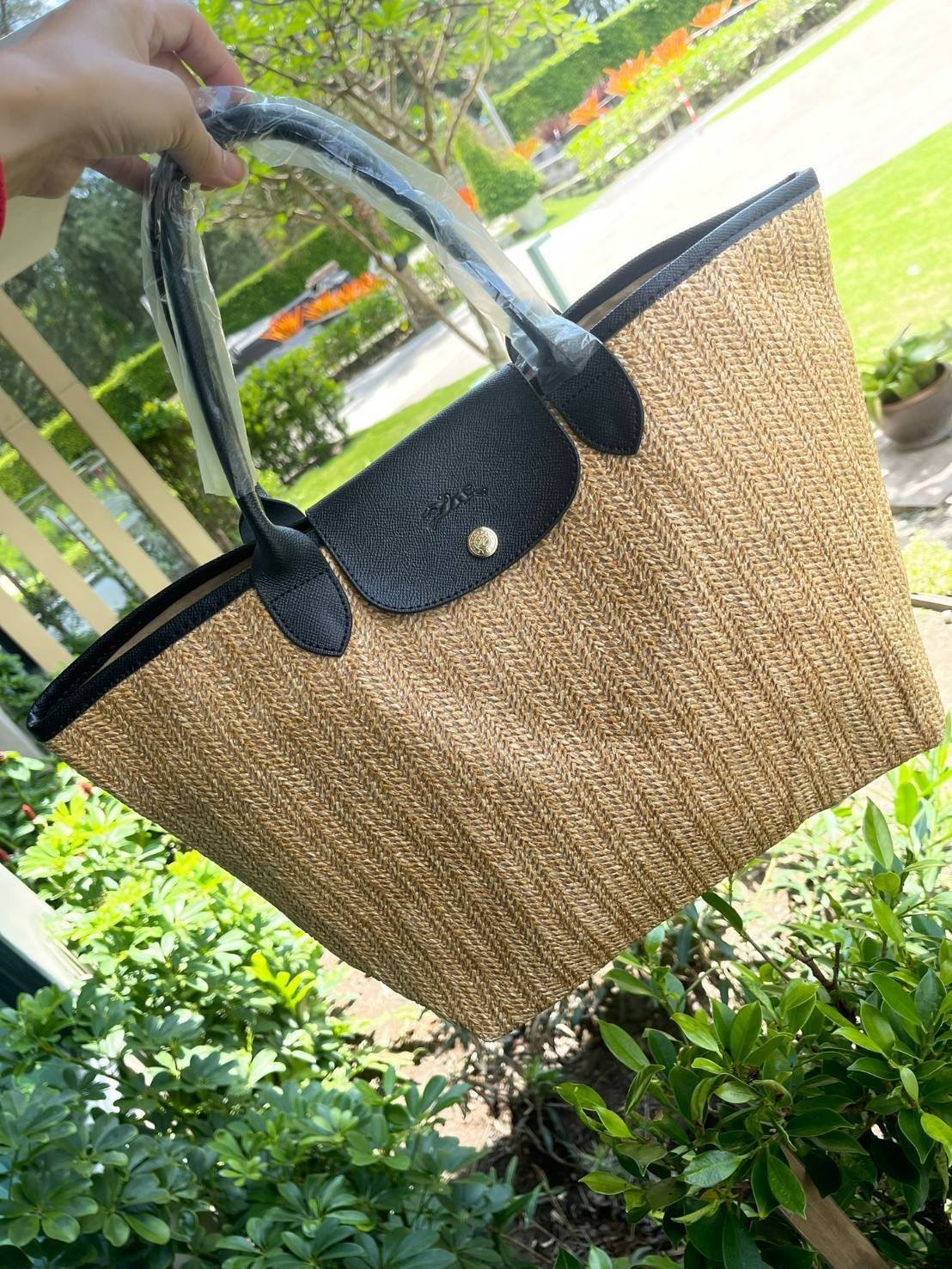 LONGCHAMP LE PLIAGE COLLECTION PAILLE TOP HANDLE BAG มี 3 ขนาด XS/S/M กระเป๋าถือหรือสะพาย งานสาน raffia ปากกระเป๋าตัดด้วยหนังสีดำ ลุคช์สุดเท่ของเหล่า Celebrities กับกระเป๋าปิคนิกสุดฮิตจาก Longchamp อย่าง Le Pliage Paille (เลอ ปลิยาจ ไพล์) ถือเป็นกระเป๋าที