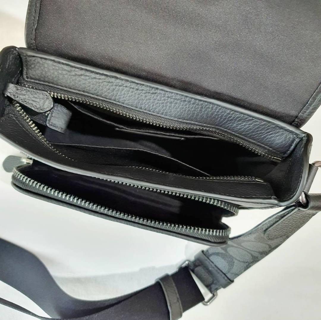 COACH SULLIVAN FLAP CROSSBODY IN SIGNATURE ((C9870)) ความเท๋ ความหล่อ ยกให้รุ่นนี้เลยค่าา พร้อมส่งก่อนใคร! ทรง สวยเก๋ กระเป๋าสะพายแบบครอสบอดี้ร์ของคุณผู้ชายเค้าเลยค่ะ หนังแท้2แบบสวยงาม น่าใช้มากๆ