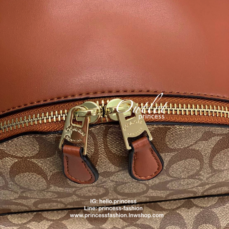 COACH MEDIUM BACKPACK IN SIGNATURE BAG พร้อมส่งกระเป๋าสะพายหลัง วัสดุหนังแท้ หนังนิ่มน้ำหนักเบา ด้านหน้าลาย C มีช่องซิปหนึ่งช่อง เปิดปิดช่องหลักแบบซิปคู่ ภายในโล่งกว้าง มีช่องซิปให้หนึ่งช่อง ด้านหลังเป็นไนล่อนอย่างดี สายสะพายเลื่อนปรับแบบฟรีไซส์ ใบกลางขนา