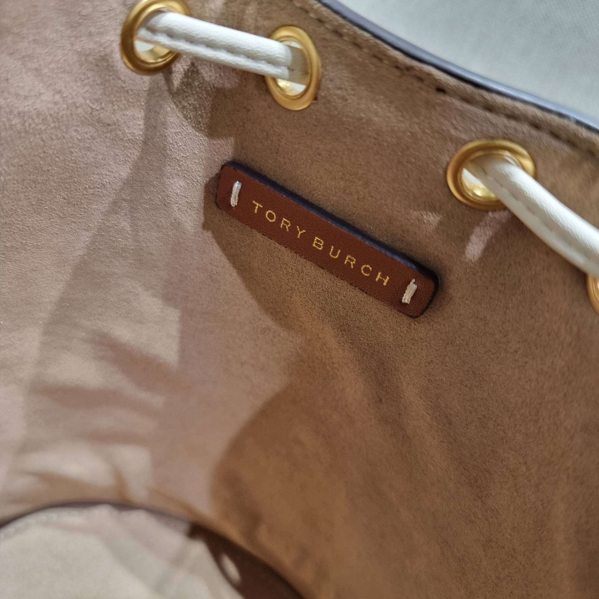 TORY BURCH T MONOGRAM EMBOSSED MINI BUCKET BAG คอลเลคชั่นใหม่ กับกระเป๋าบัคเก็ตทรงยอดนิยม ในไซส์มินิ ดีไซน์ใหม่ล่าสุด สวยลูกคุณหนู หรูหรา!! ด้วยดีเทลผิวลายนูนลวดลายเอกลักษณ์ วัสดุหนังแท้ ปากกระเป๋ารูดเปิด-ปิดได้ มีหูจับในตัว สะดวกใช้ไปอีก และมีสายสะพายข้า