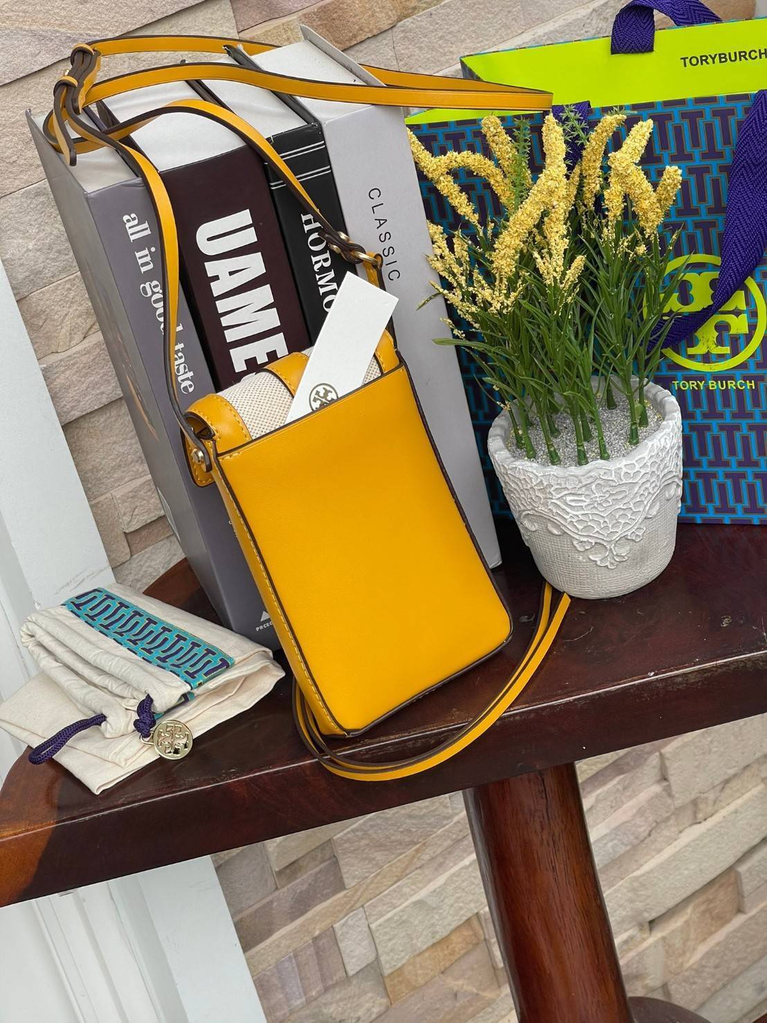 ของแท้ 💯% Tory Burch Miller Leather & Canvas Crossbody Phone Case ขึ้นชื่อว่ากระเป๋าสำหรับใส่มือถือหรือของจุกจิกต่างๆ โดยให้เหมาะกับการใช้งานนั้นมีไม่มาก คอลเลคชั่นนี้ออกมาเพื่อเอาใจสาวๆโดยเฉพาะ สีสันสุภาพ