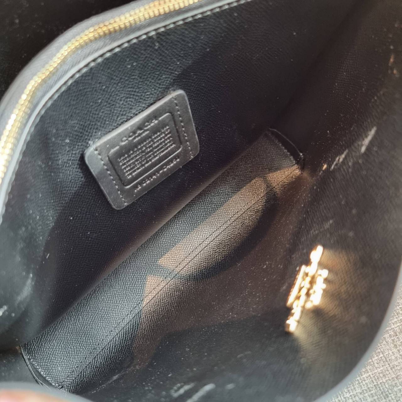 OUTLET 】COACH C4250 MOLLIE TOTE 25 IN SIGNATURE CANVAS WITH SNOOPY ใหม่ล่าสุด ยังไม่เข้าไทย!! กับรุ่นสุดฮอต ในดีไซน์คอลเลคชั่นใหม่ที่แรงไม่แพ้กัน!! กระเป๋าโท้ทไซส์เล็กตกแต่งลายสนูปพี ที่ใครๆก็หลงรักอย่างท่วมท้น น่ารักน่าใช้มากๆ วัสดุหนังแคนวาสเคลือบลาย ภา