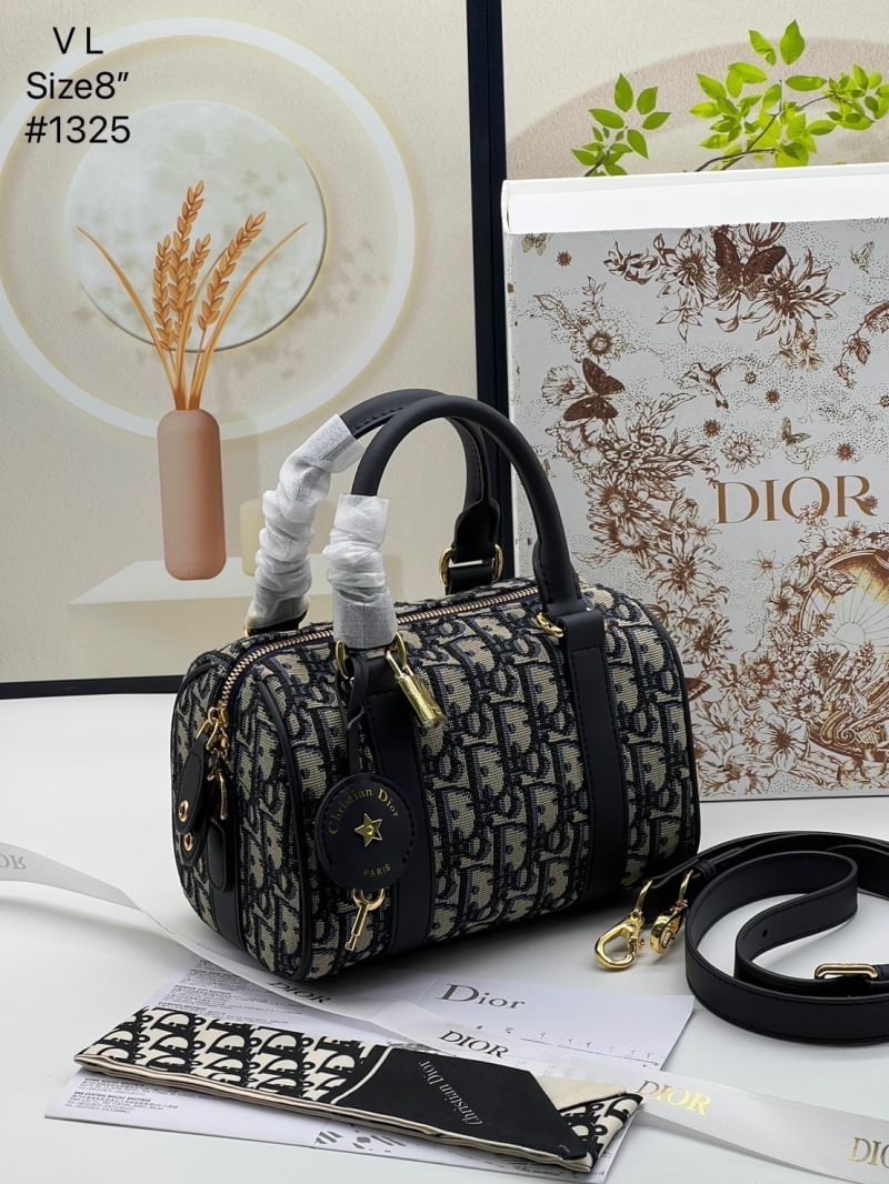 DIOR Groove 20 Bag Oblique Jacquard กระเป๋าสะพายทรงบอสตันทันสมัยและสง่างาม ใช้งานได้ทั้งแบบสะพายไหล่หรือสะพายแบบครอสบอดี้ เหมาะเป็นไอเทมคู่ใจในชีวิตประจำวัน