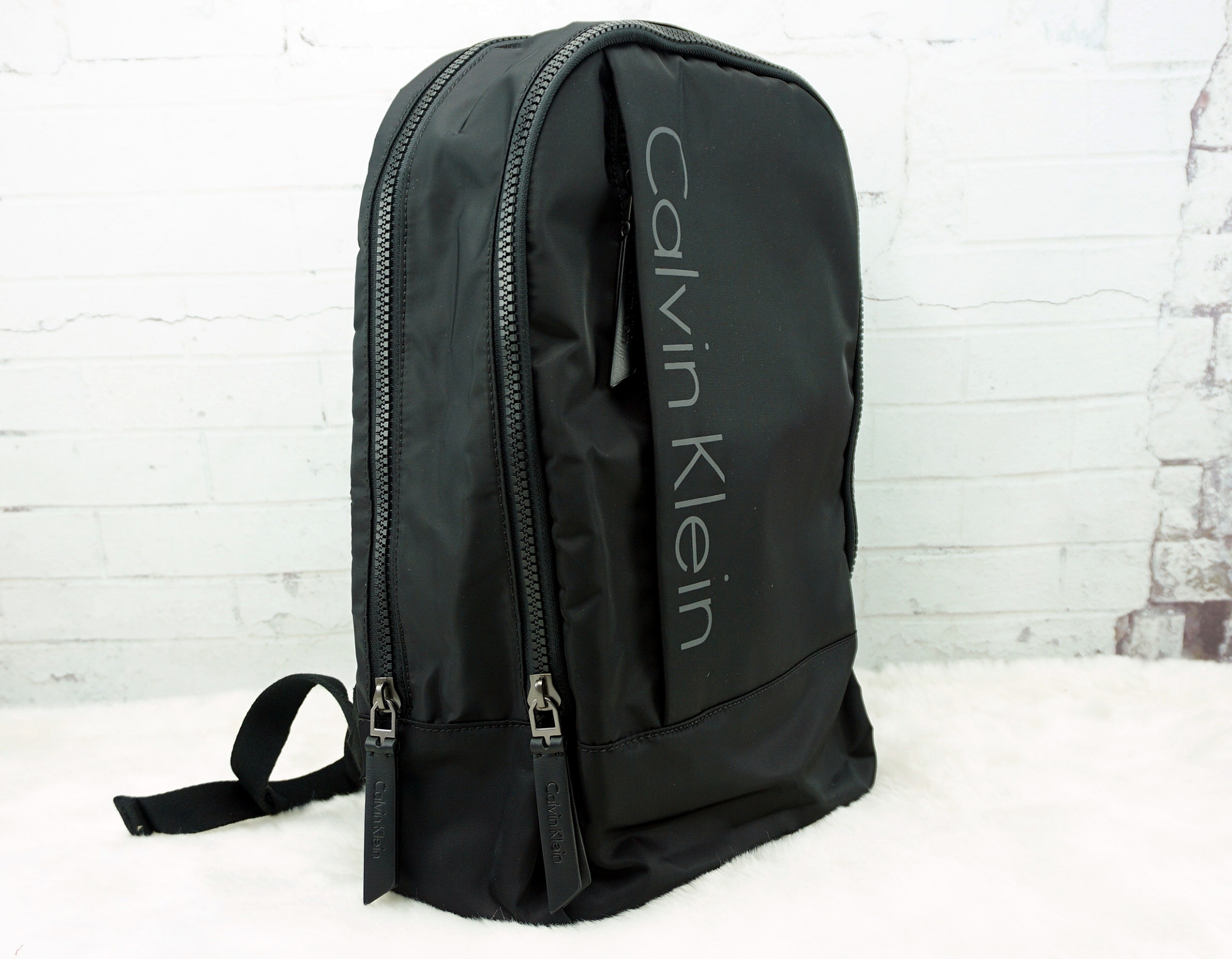 Calvin Klein Jeans back pack กระเป๋าเป้ดีไซน์เท่ห์ วัสดุ Nylon + Polyester 100 % - น้ำหนักเบา มีช่องด้านหน้าเปิด ปิดกระเป๋าด้วยซิป - ด้านหน้าสกรีน logo brand - หัวซิปปั๊มโลโก้แบรนด์ - ภายในกว้าง ใส่ Laptop, A4 ได้หมด - ภายในมีช่องซิปเล็ก ให้แยกใส่ของจุกจิ