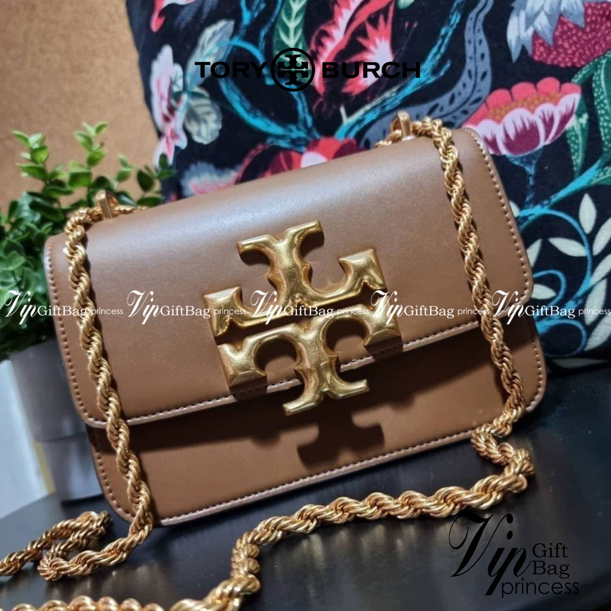TORY BURCH ELEANOR SMALL CONVERTIBLE SHOULDER BAG ฮอตไอเท็ม รุ่นนี้ขายดีขายหมด สวยหรู คุณหนู ผู้ดี!! หายากมากแล้วน้า กระเป๋าสะพายข้าง ดีไซน์อยู่ทรง ขนาดกำลังสะดวกใช้สำหรับสาว วัสดุหนังแท้เต็มใบ สีทูโทน เปิด-ปิดด้วยแถบแม่เหล็ก ภายในแบ่งสัดส่วนได้เป็นอย่างด