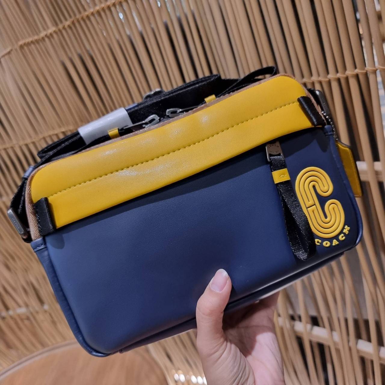 COACH EDGE CROSSBODY WITH CAMO PRINT ((2381, 2373)) ความเท่ never die!! กระเป๋าครอสบอดี้ทรงยอดฮิต ที่หนุ่มๆไม่ควรพลาด รูปทรงดีไซน์คลาสสิค ใช้งานง่าย วัสดุหนังแท้ตกแต่งตาข่ายพร้อมลายพริ้นท์ด้านหน้า สุดคูล!! ตัวกระเป๋ามีซิปหลัก และซิปด้านหน้า พร้อมช่องแยกด้