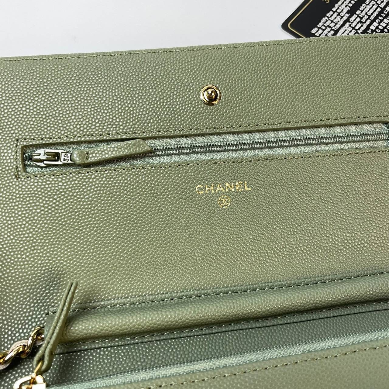 VIP 】หนังแท้ CHANEL WOC style โทนสีพาสเทล กระเป๋าสะพายทรงสวยตลอดกาล วัสดุหนังลายคาเวียร์ เนื้อนุ่ม อยู่ทรงคุณภาพดีตามแบบฉบับของแบรนด์ น้ำหนักเบา ด้านหน้ามีโลโก้แบรนด์อะไหล่หรู มีช่องใส่บัตร ใส่ของจุกจิก เปิดปิดด้วยฝาปิดกระดุม ซับในหนัง ตัวจริงสวยมากๆถูกใจ