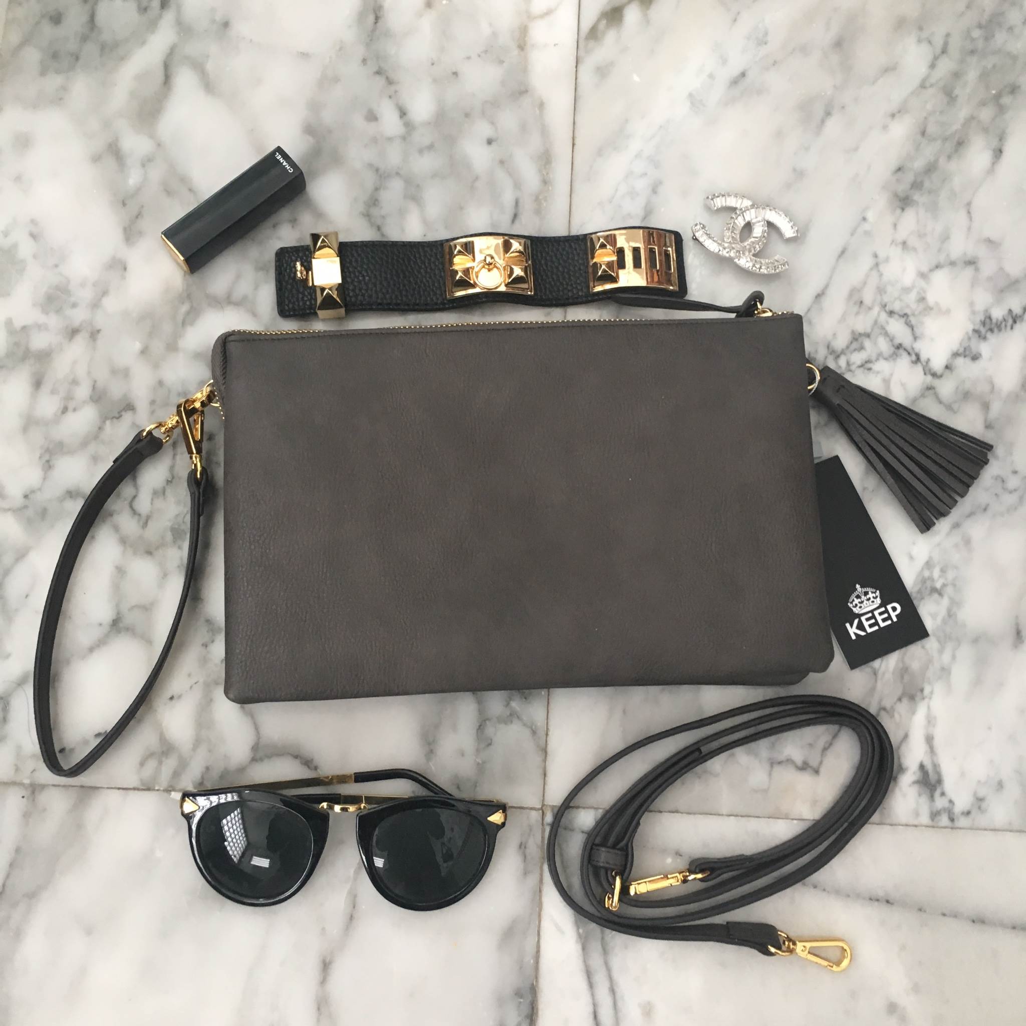 มาตามคำเรียกร้องคะสำหรับ size นี้ รอบนี้ ได้ ของ KEEP BRAND มาคะ รับรองความสวย 😍กระเป๋า KEEP Doratry shoulder &clutch bag ตัวกระเป๋าผลิตจากหนังแกะเทียม ตัดกับ ลายงู ลายหนังชัดเจน สวย อะไหล่ทองเพิ่มความหรูให้กับกระเป๋าสุดๆคะ 🌵จุดเด่นคือ สาม