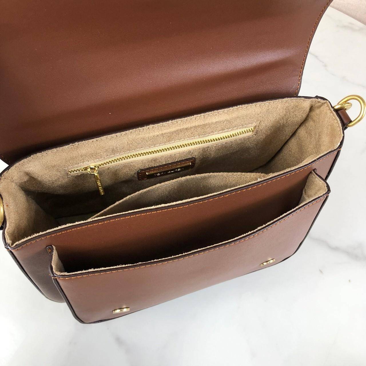 กระเป๋าถือและสะพาย TORY BURCH เปิด - ปิดกระเป๋าด้วยกระดุมแม่เหล็ก ด้านในแบ่งเป็น 2 ช่องใหญ่ และมี 1 ช่องซิป กับ 1 ช่องเล็กค่ะ สายสะพายสั้น 57 cm ถอดได้ ปรับไม่ได้ค่ะ สะพายสะพายยาว สามารถถอดและปรับได้ 3 ระดับค่ะ