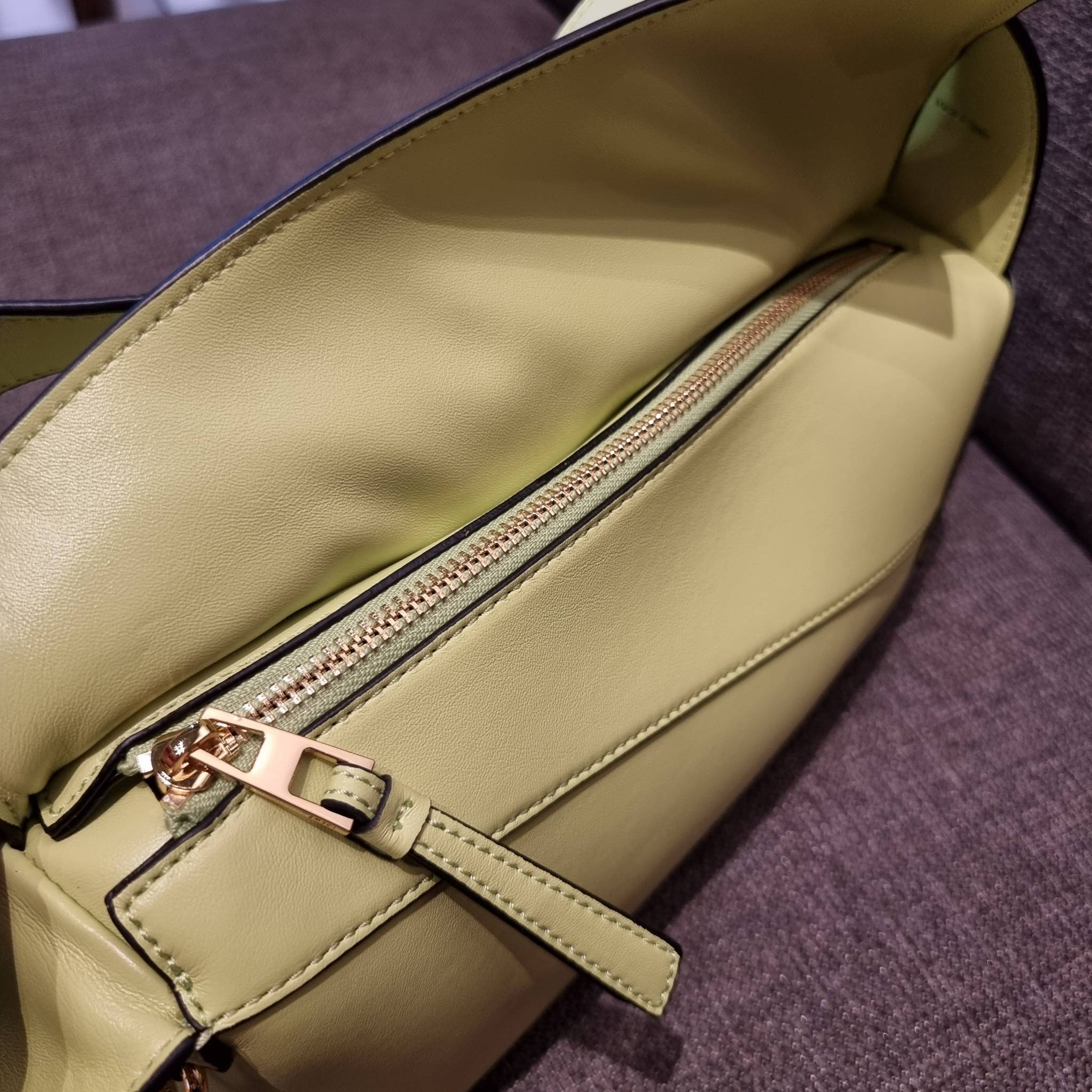 LOEWE PUZZLE HOBO BAG ใหม่ล่าสุด กับแบรนด์ที่มีดีไซน์โดดเด่นเป็นเอกลักษณ์ สวยหรูทุกรุ่นจริงๆ!! กระเป๋าสะพายโฮโบ ทรงสวย สไตล์พัซเซิลคลาสสิค วัสดุหนังวัวฟอกสี นิ่มมือ ฟินมาก!! เปิดใช้งานด้วยซิป ที่ภายในโล่งกว้าง ใส่ของสำคัญได้ครบไม่มีพลาด แบบสบายๆ มาพร้อมสา