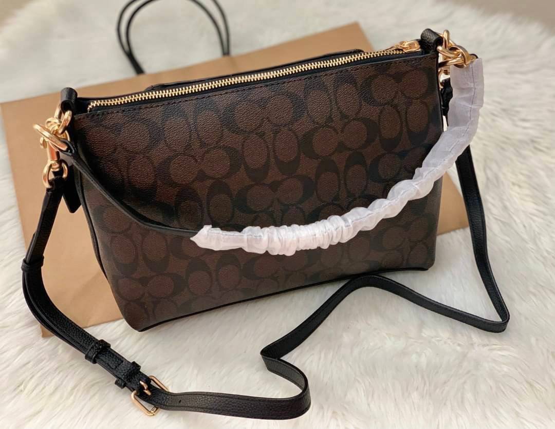 COACH SMALL MARLON SHOULDER BAG ((1600//1597)) 🌈พร้อมส่งที่ไทยอีกครั้ง ตามคำเรียกร้อง ห้ามพลาด! กระเป๋าหิ้ว//คล้องไหล่//สะพายข้างได้ หนังแท้ ทรงสวยมากค่ะ ด้านหน้ามีช่องซิปซ่อนแบบหนังห้อยให้2ช่อง ใส่ของจุกจิกค่ะ เปิดปิดกระเป๋าแบบซิป ภายในกว้างใส่ขอ