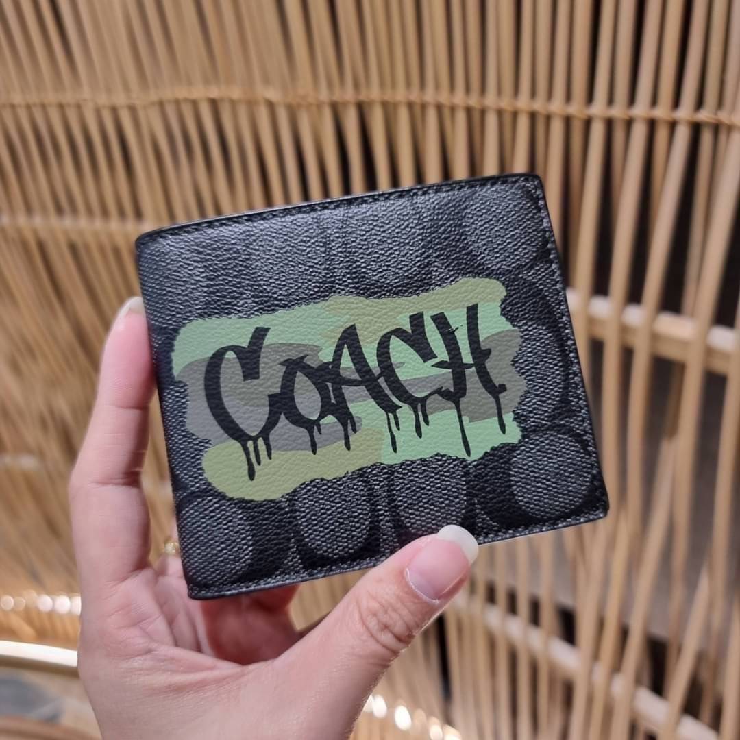 COACH DOUBLE BILLFOLD WALLET IN SIGNATURE CANVAS WITH WOLF MOTIF F31522 WITH GRAFFITI F37333 น้องชายสุดหล่อมาแล้ววว!! 😎 กระเป๋าสตางค์ใบสั้น เอาใจหนุ่มๆ ดีไซน์รูปหมาป่า สุดเท่ ด้านในกระเป๋าเป็นหนังแท้ มีช่องใส่บัตรเยอะ ใส่ธนบัตรได้ทุกชนิด และมี kee