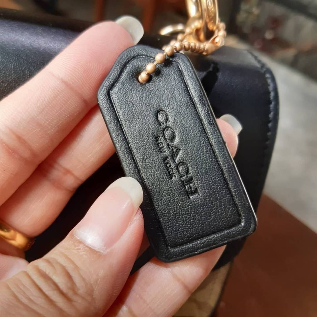 COACH TILLY SATCHEL 23 IN SIGNATURE CANVAS ((C1802//C1439/C1435)) กระเป๋า crossbody สวยหรู ขนาดใหม่ พร้อมสีมาใหม่!! ดีไซน์ย้อนยุค วัสดุหนังแคนวาสเคลือบลายสลับหนังแท้ มาพร้อมหูจับในตัว และสาย crossbody ปรับได้ตามตัว เปิด-ปิดด้วยตัวบิดล็อค ภายในโล่ง บุกำมะห