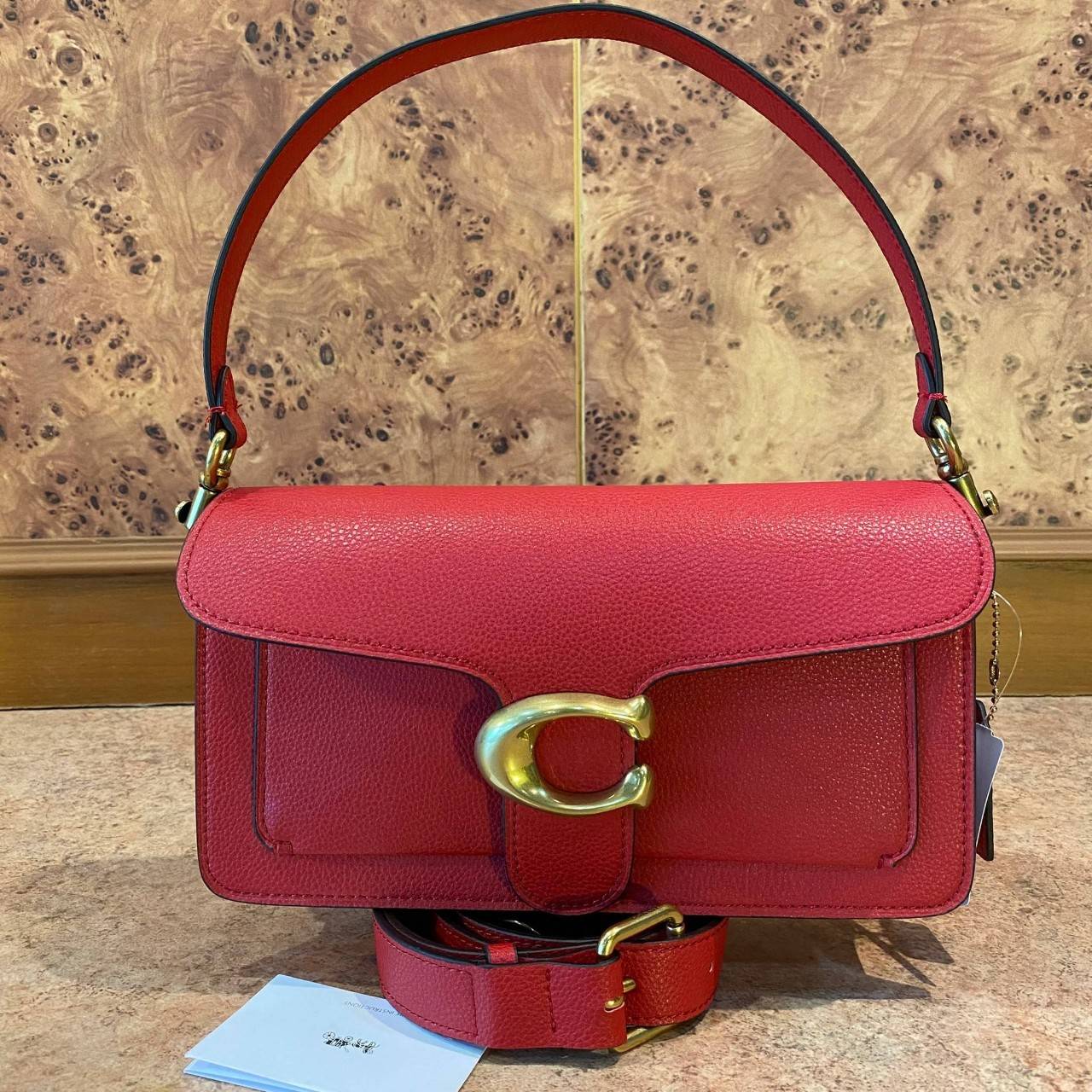 COACH TABBY SHOULDER BAG 26 ((73995)) พัฒนามากจากกระเป๋า Coach รุ่นดังยุค 1970 ทำจากผ้า Canvas เคลือบลายซิกเนเจอร์ หนังลายกรวดและหนังกลับ ด้วยวัสดุคลาสสิค มากับสายที่ถอดได้ถึง 2 สาย ไม่ว่าจะเป็นสายหิ้วหรือสายสะพาย หนังลายกรวดและหนังลูกวัวแบบเนื้อละเอียด แ