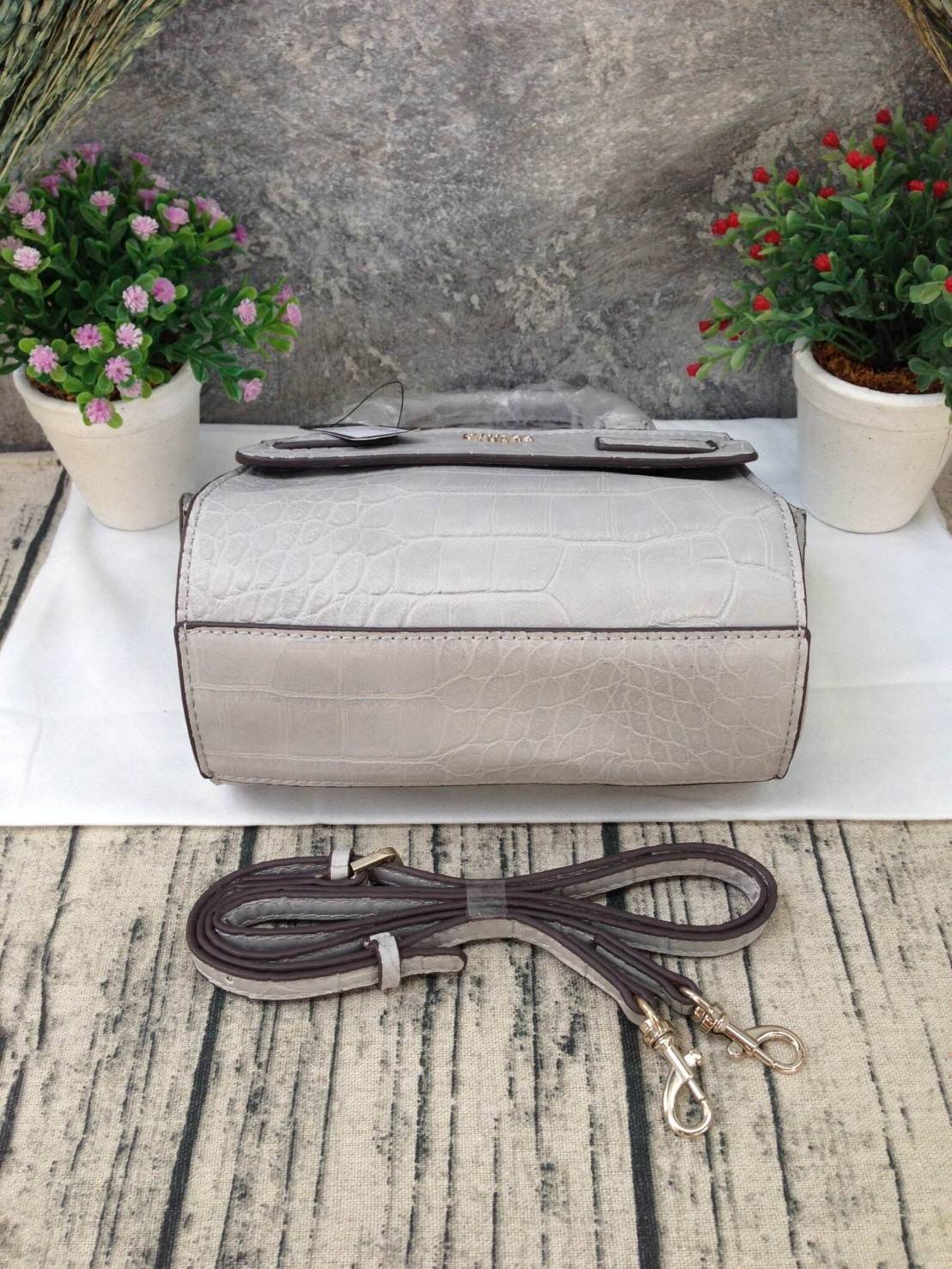 GUESS Cate Mini Series Crocodile New Collection!! กระเป๋าถือหรือสะพายลายหนังจระเข้สวยอยู่ทรง ดีไซน์หรูหรา เปิดปิดด้วยซิปคุณภาพดี ภายในโล่งจุพอประมาณ มีช่องซิปเล็กเปิดปิดง่าย ผ้าบุลายแบรนด์สวย สายสะพายปรับระดับได้ รุ่นนี้สวย หายาก ใช้ได้หลายโอกาสแน่นอน สาว