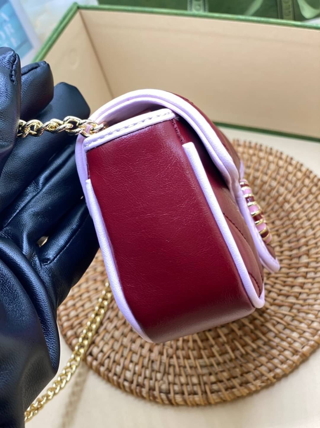 หนังแท้ VIP GIFT 】GUCCI GG Marmont super bag [mini & small] กระเป๋าสะพายข้าง โทนสีสดใสเล่นสีทูโทนตัดกันอย่างลงตัว เฟี๊ยดมากค่ะ ไซส์กะทัดรัด พกพาง่าย น้ำหนักเบา ดีไซน์สวย ภายในโล่งกว้าง มาพร้อมสายสะพายโซ่อะไหล่ทองในตัว ปรับใช้ได้ทั้งแบบสะพายเดี่ยว และสะพาย