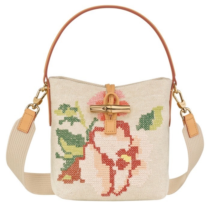 LONGCHAMP ROSEAU ESSENTIAL FLEURS Bucket bag S - กระเป๋าทรงถังขนาดเล็ก วัสดุผ้าฝ้าย ลายปักษ์ดอกกุหลาบ Roseau เป็นคอลเล็คชั่นที่สดใสและเรียบง่าย ซับในสีพื้น อะไหล่สีทอง น้ำหนักเบา จุของได้เยอะ มีสายสะพายไล่ ถอดสายได้ Crossbody ได้