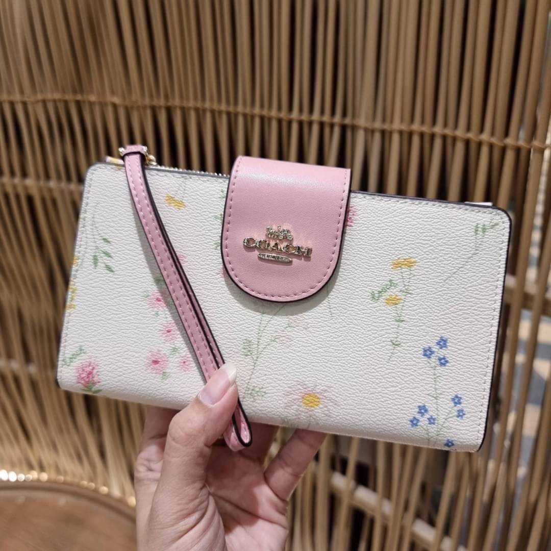 COACH C3371 TECH PHONE WALLET WITH SPACED WILDFLOWER ดีไซน์ใหม่ คอลเลคชั่นสวยหรู กระเป๋าสตางค์พร้อมสายคล้องมือ ง่ายต่อชีวิตมากจ้า!! มันดีอะไรเบอร์นี้ ใส่ได้ทั้งบัตร และโทรศัพท์ก็ใส่ได้ทุกรุ่น แถมยังมีช่องซิปแยกไปอีก ช่องเยอะไม่ต้องห่วงจริงๆ วัสดุหนังแคนวา